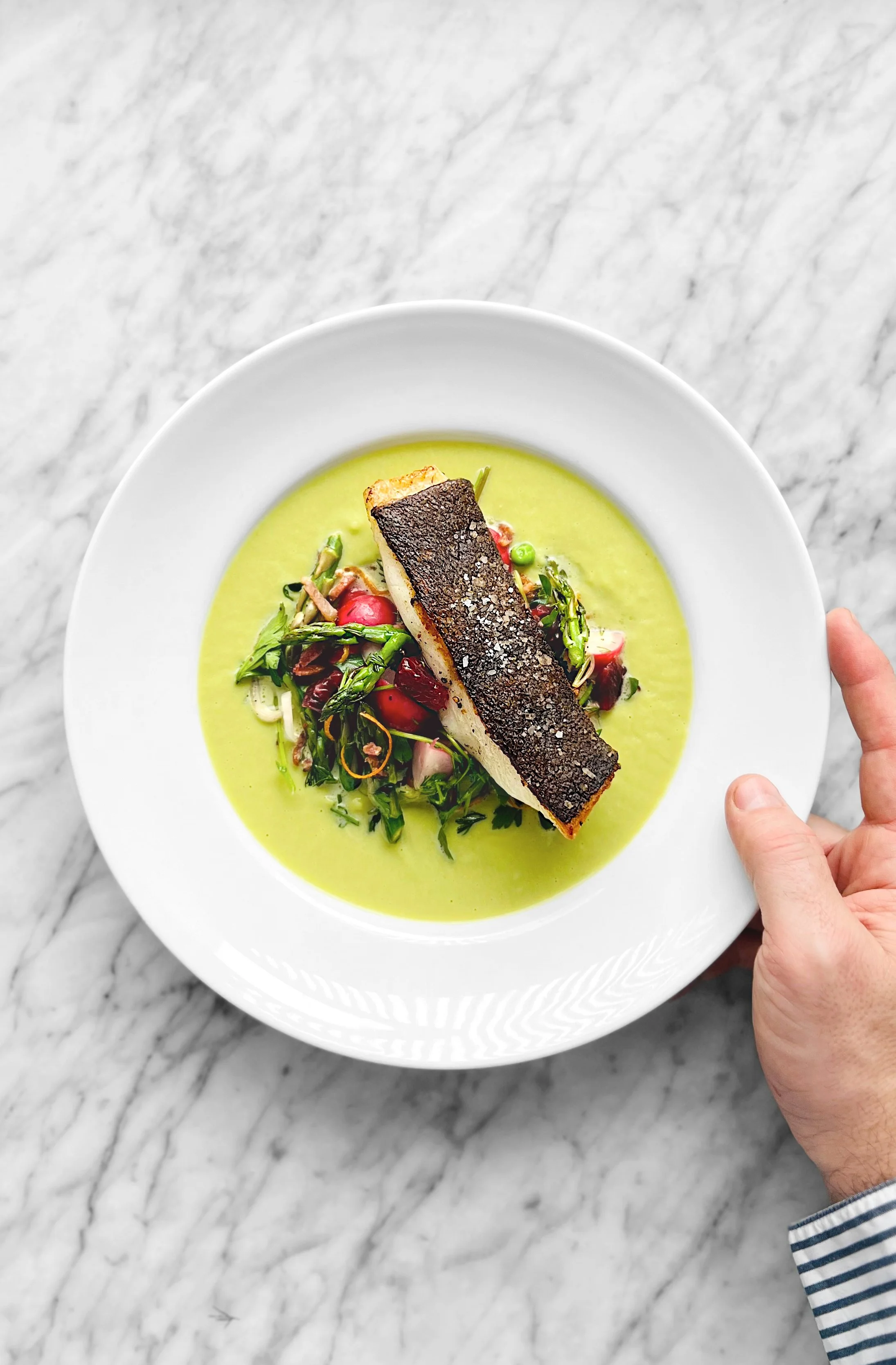 Flétan poêlé, velouté et salade d'asperges, radis, lardons et orange sanguine