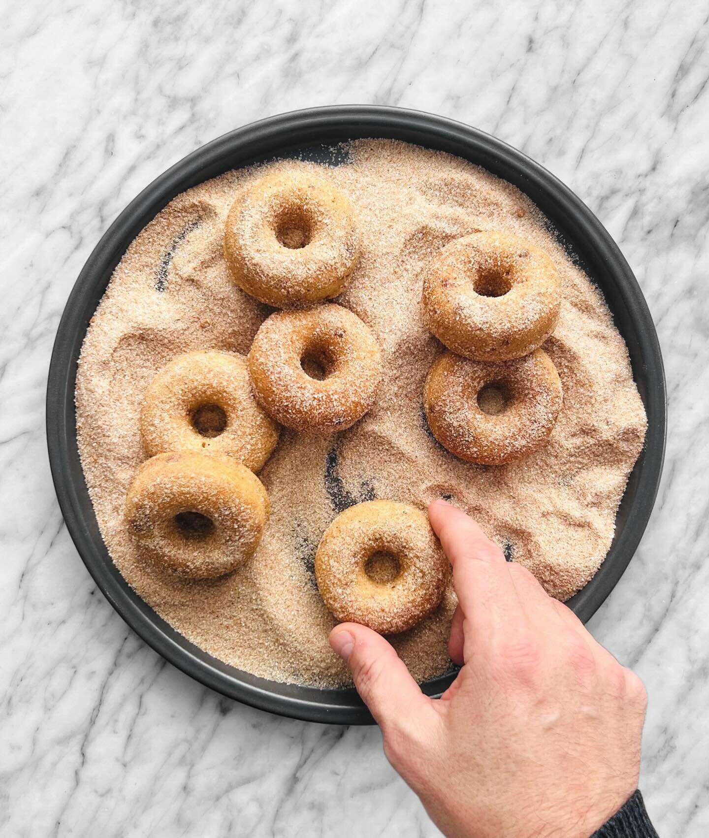 Au Qu&eacute;bec, qui dit P&acirc;ques, dit printemps et qui dit printemps, dit temps des sucres! J&rsquo;ai personnellement plus la dent sal&eacute;e, mais si vous me proposez ces petits beignes roul&eacute;s dans le sucre d&rsquo;&eacute;rable aux 