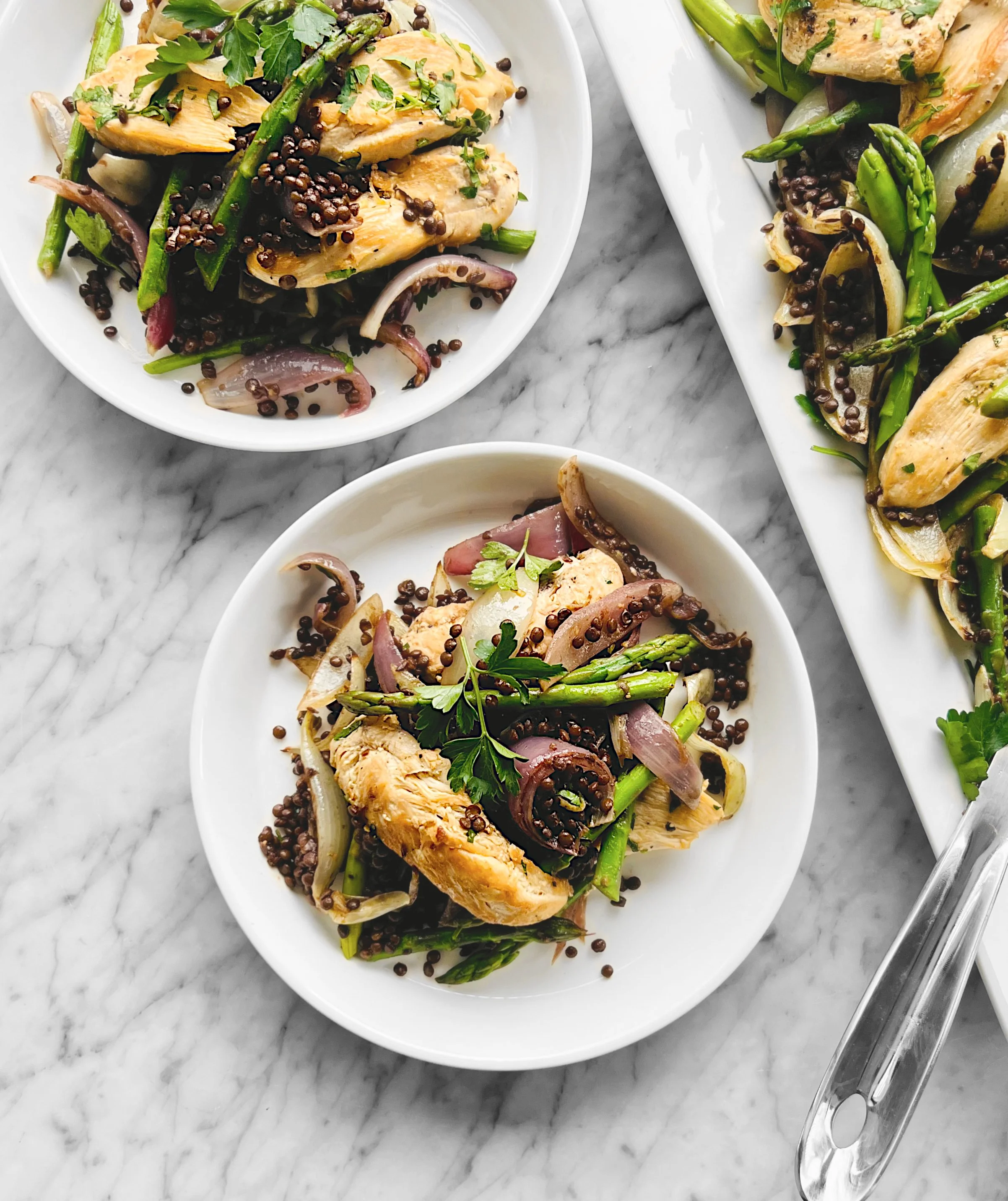 Salade de lentilles, oignons rôtis, asperges et poulet au citron