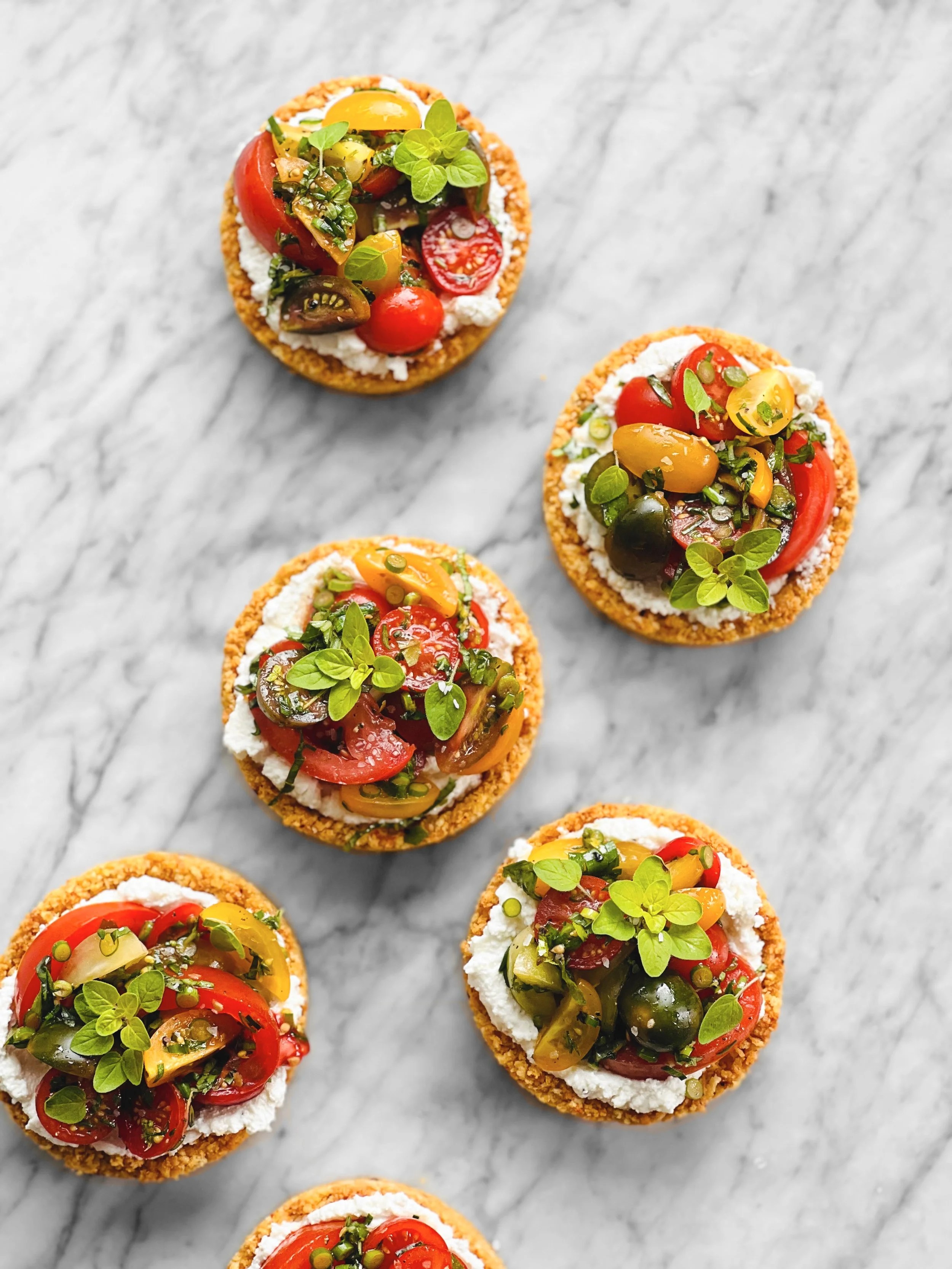 Tartelettes panko chèvre-ricotta aux tomates et à la fleur d'ail