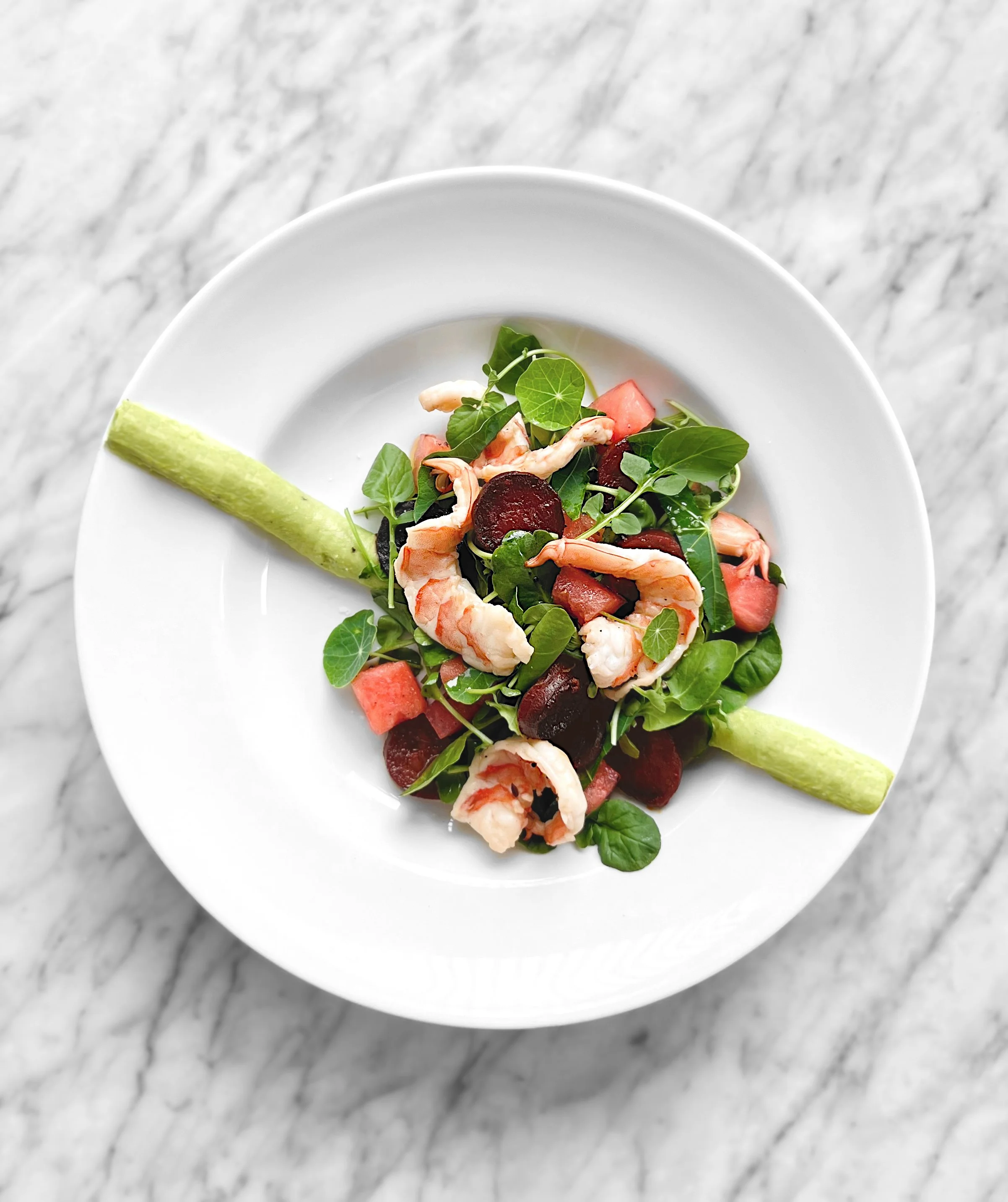 Escabèche de crevettes, salade pastèque-chorizo et purée d'avocat