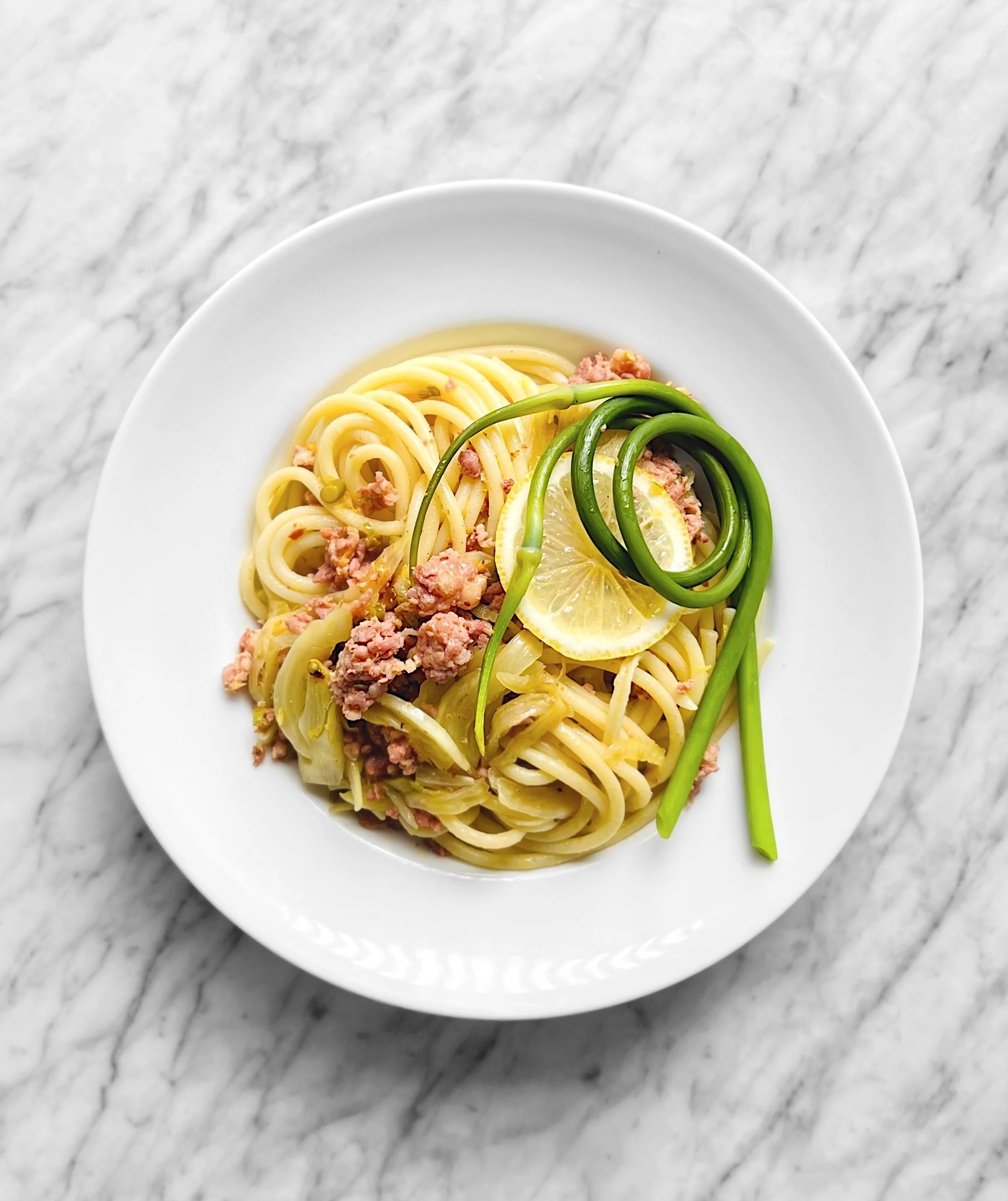 Pâtes à la chair à saucisse, citron, fenouil et fleur d'ail