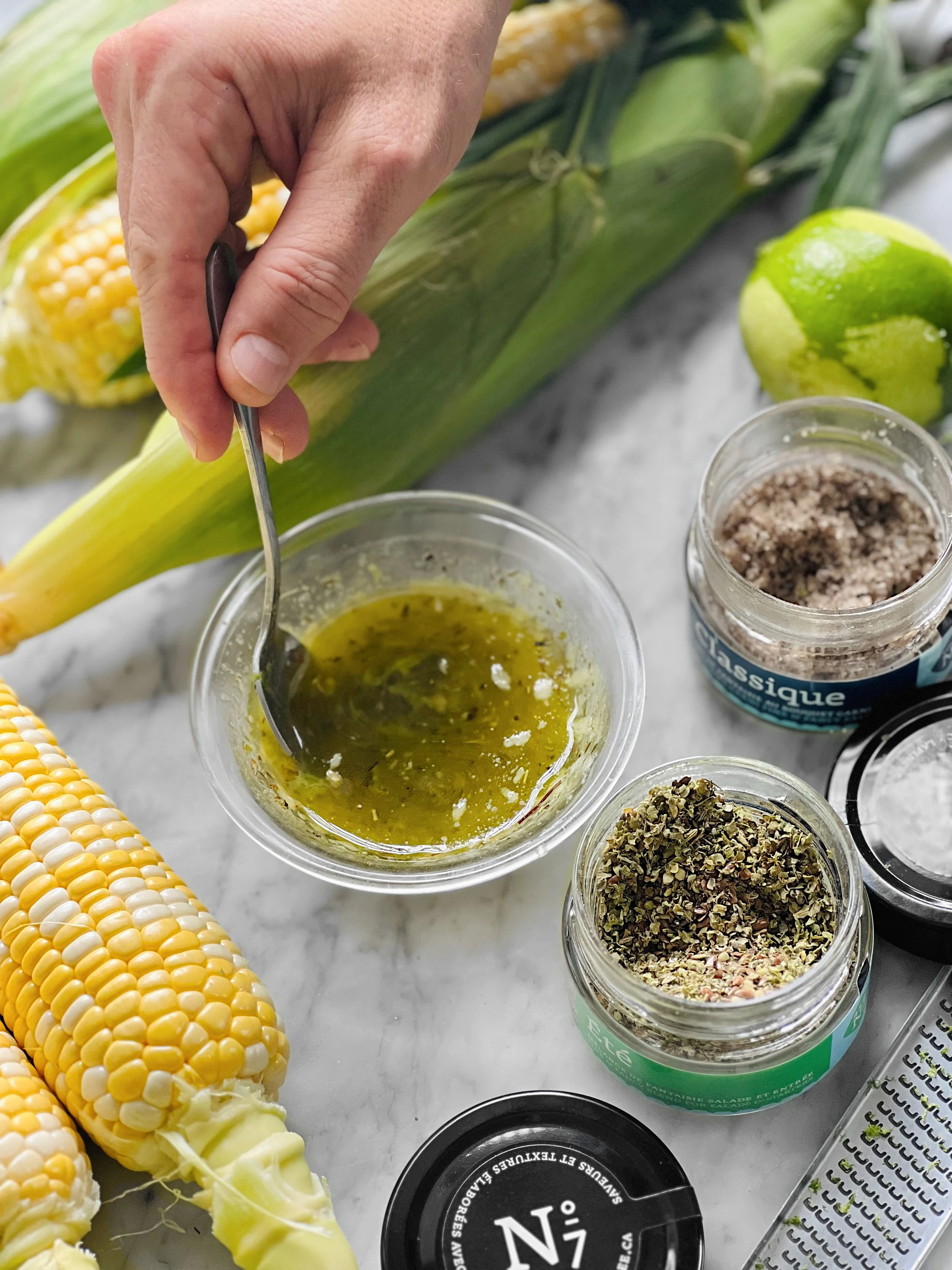 mais-grilles-beurre-3facons-HR-etape1A-herbes.jpeg
