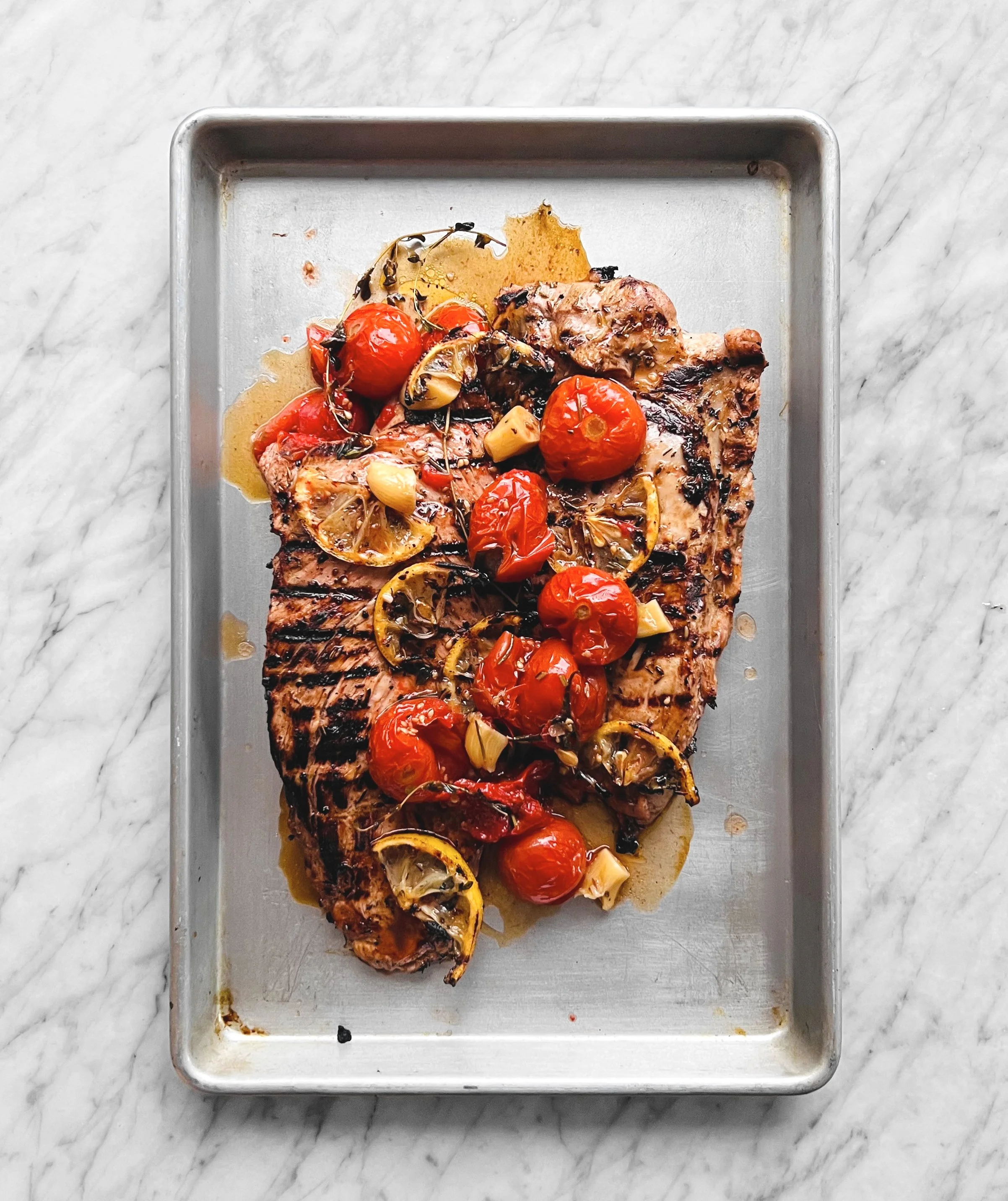 Filets de porc grillés aux tomates confites et au citron