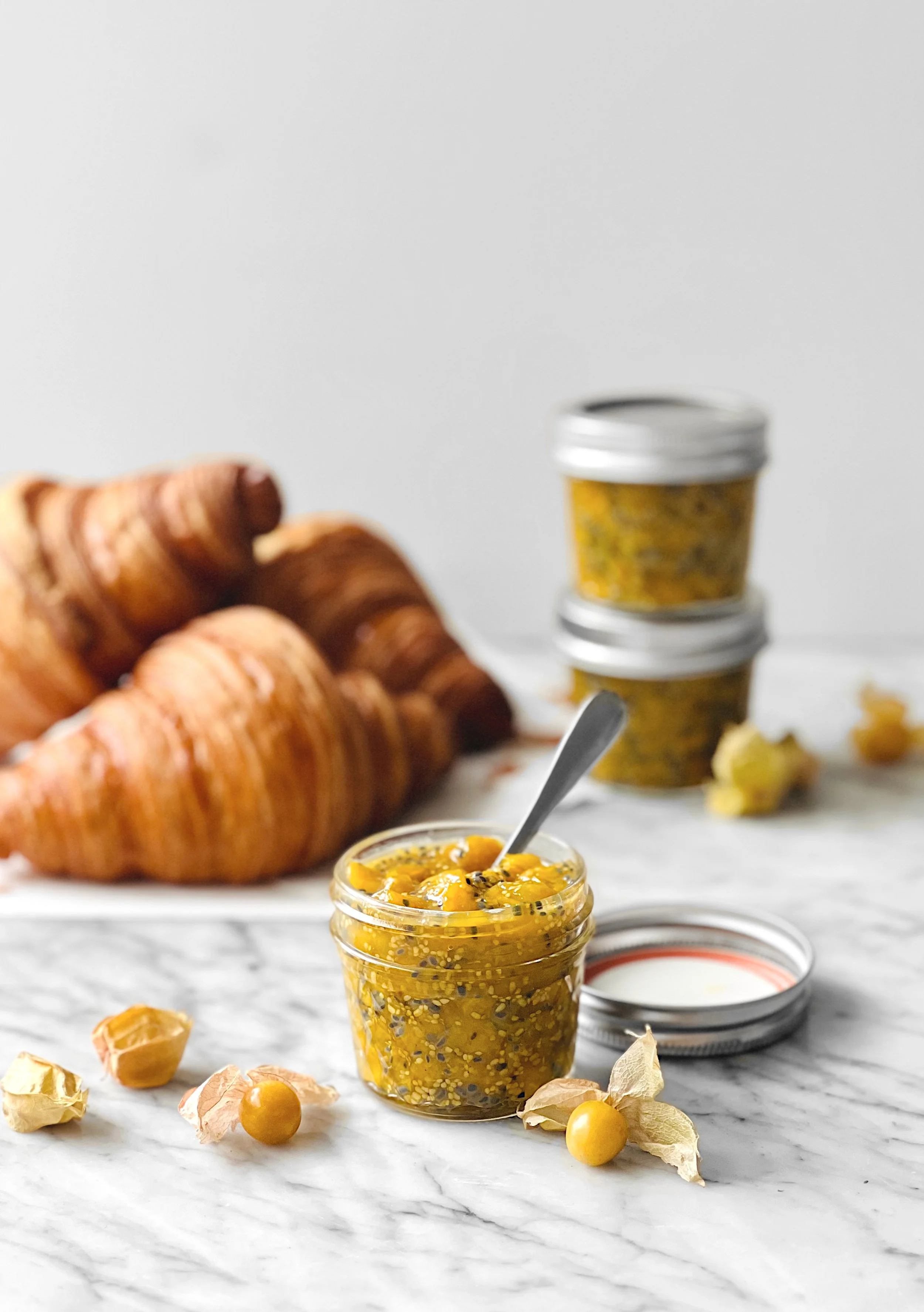 Compote de cerises de terre au mélilot et aux graines de basilic