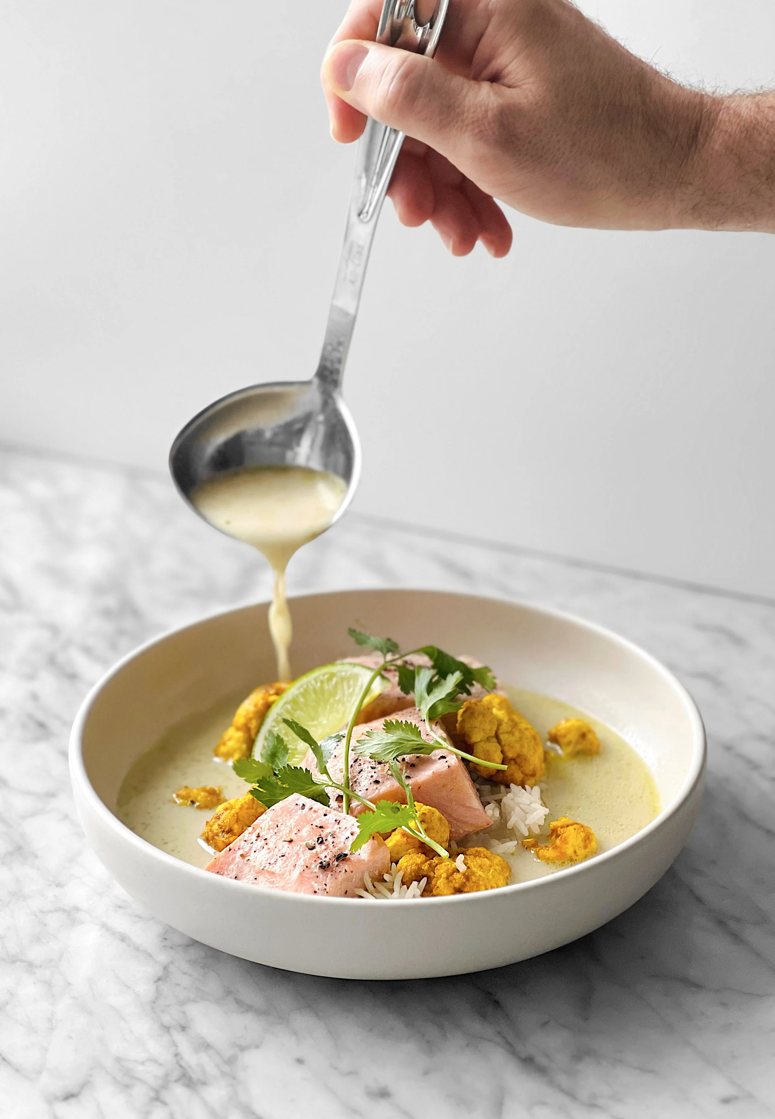 Bouillon de lait de coco, saumon et chou-fleur rôti