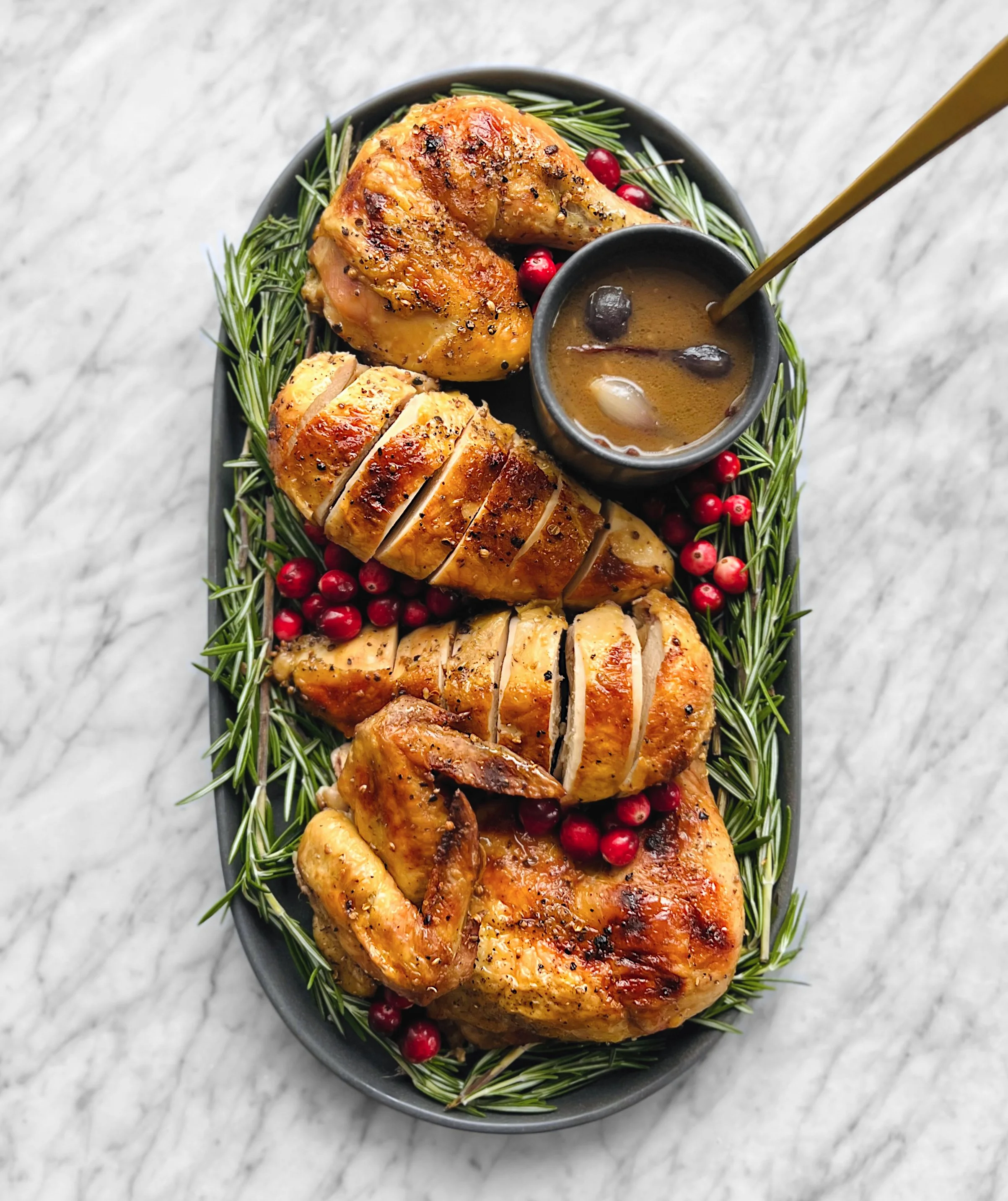 Poulet de Noël au gin, sauce aux oignons perlés