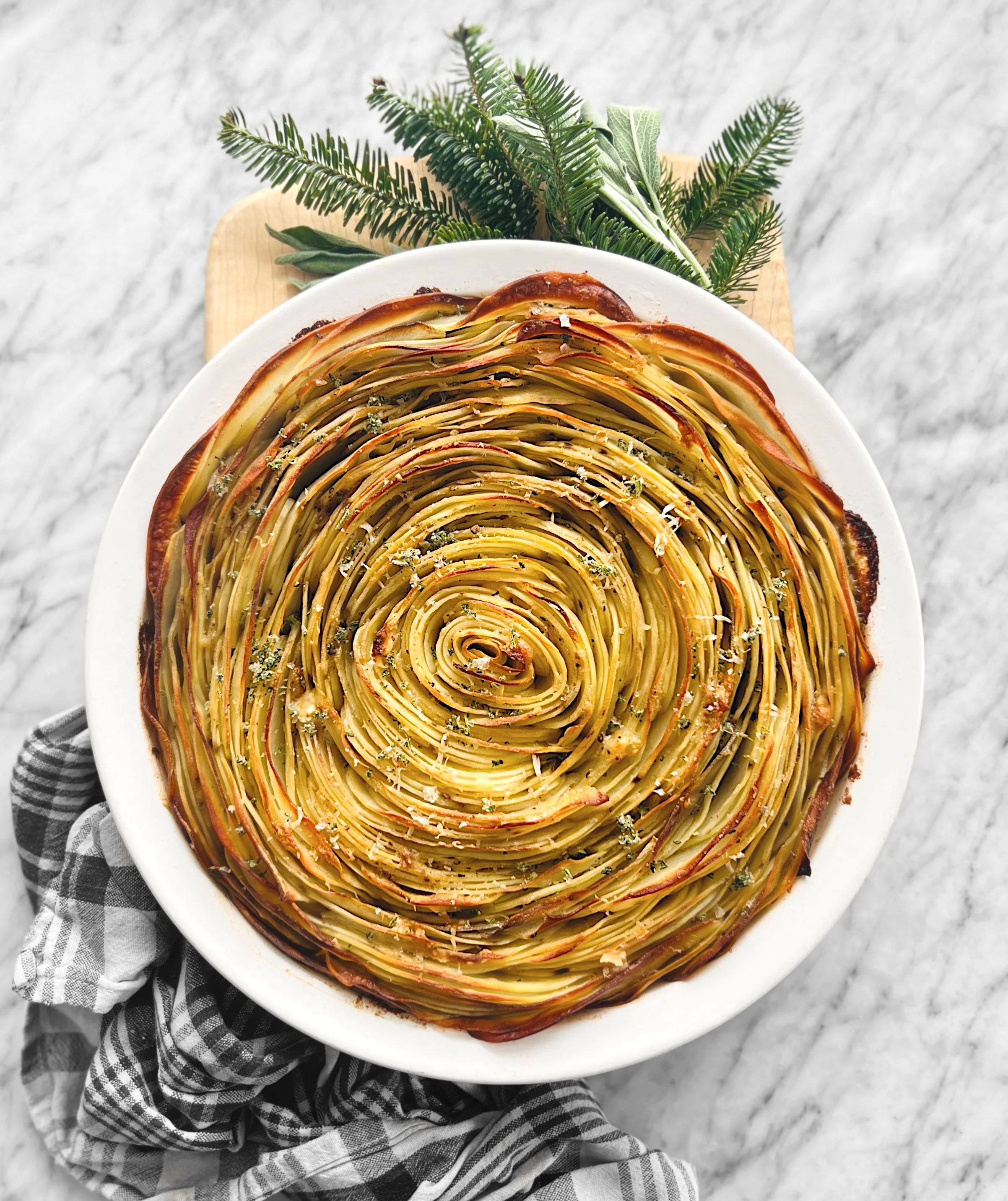 Mille-feuille de pommes de terre au beurre et à la sauge