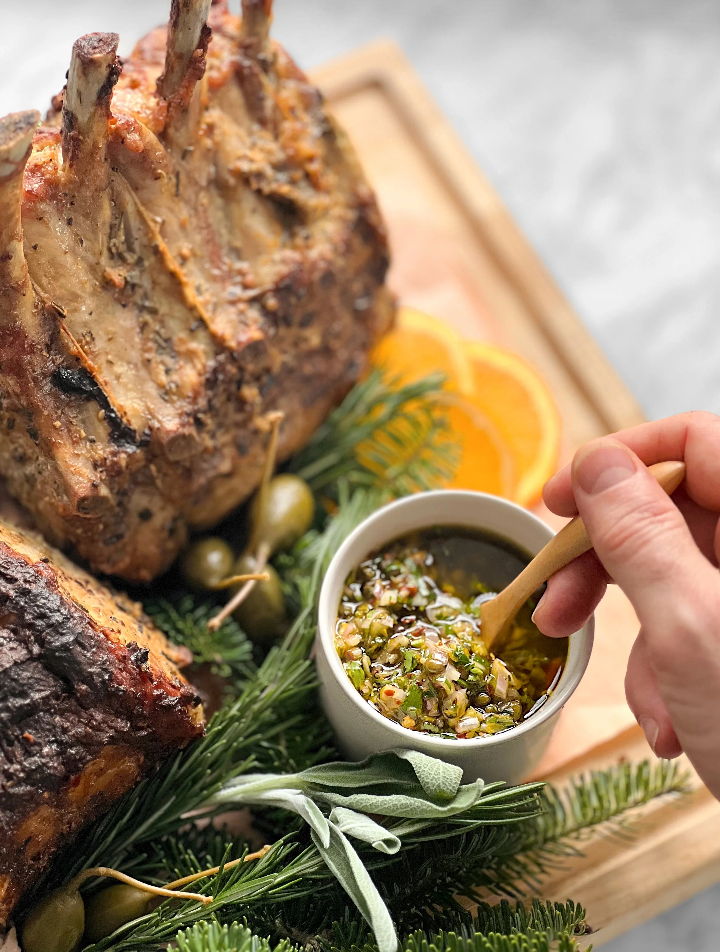 carre-porc-orange-romarin-chimichurri-noel-HR-closeup-sauce.jpeg