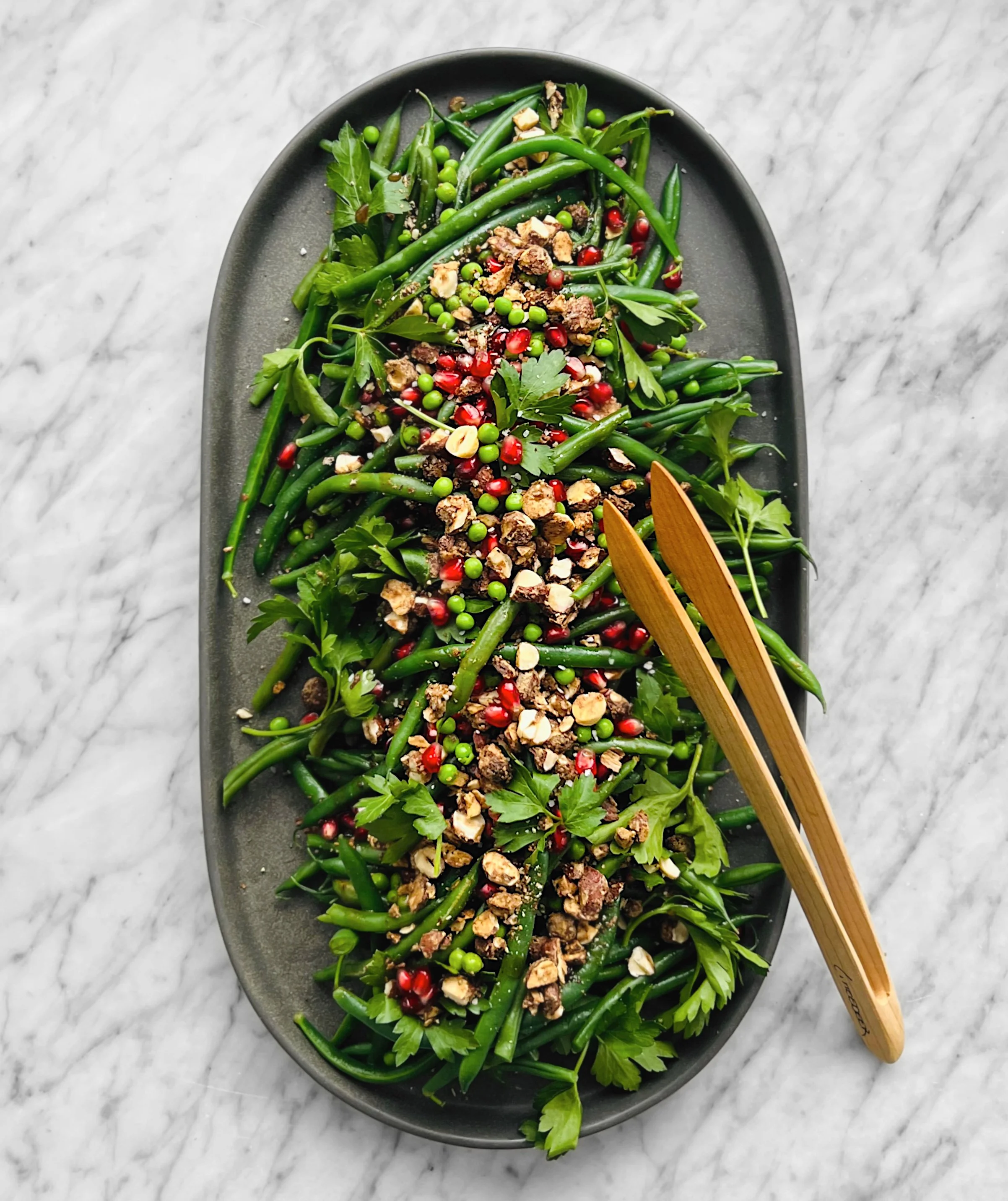 Haricots verts à la grenade et aux noisettes «pain d'épices»