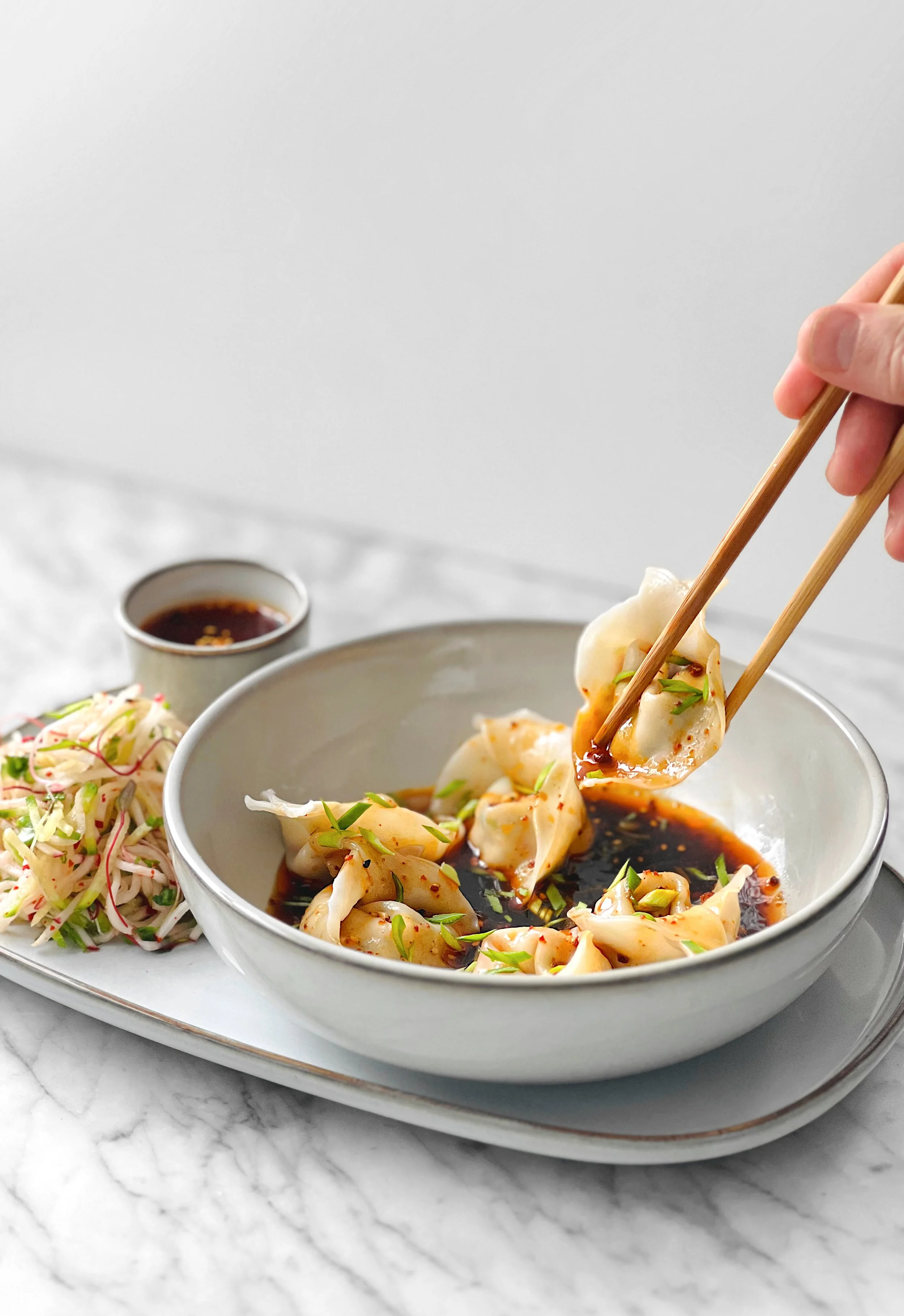 Dumplings de crevettes au gingembre et salade de radis