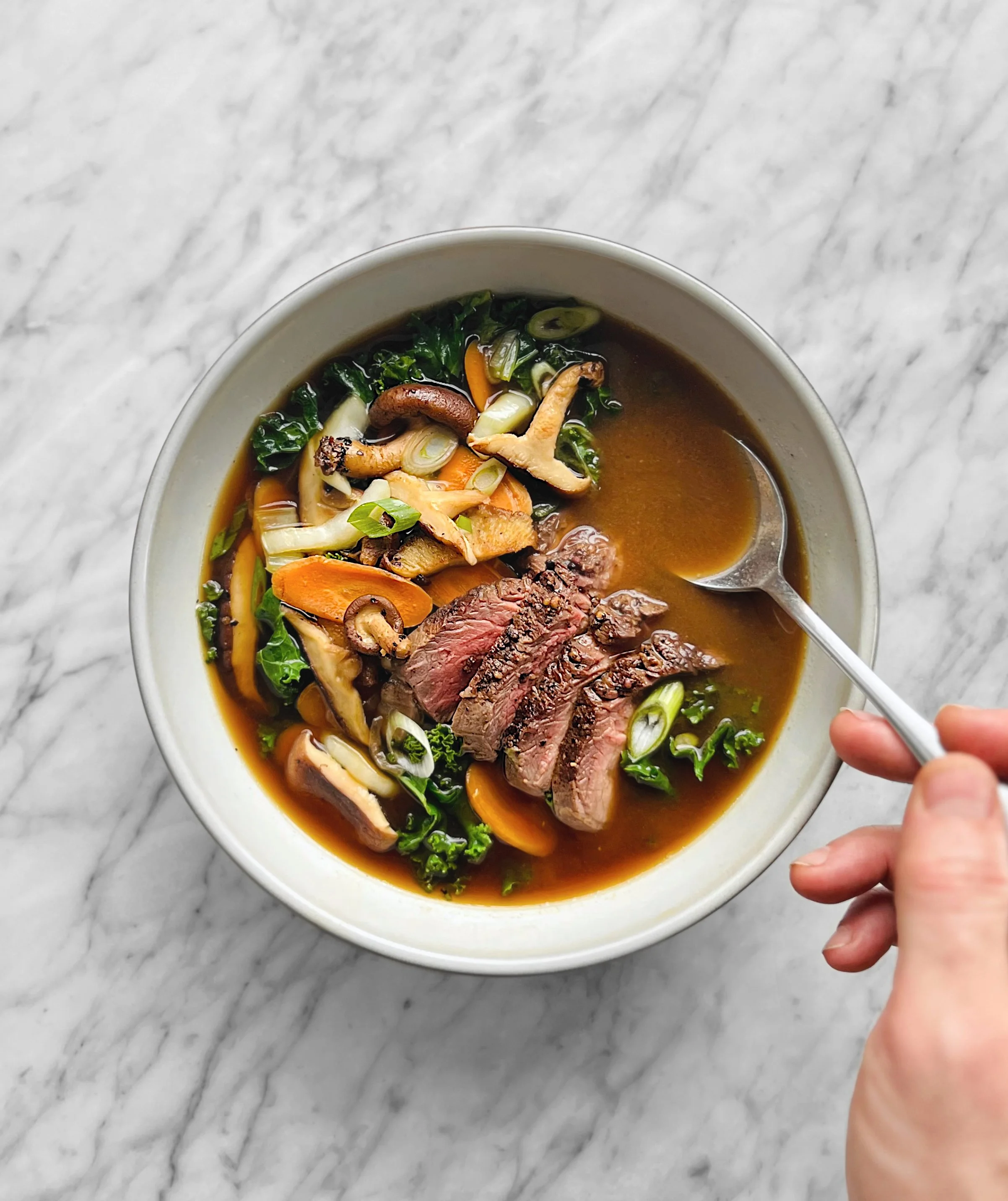 Soupe miso au bœuf grillé, kale et shiitakés