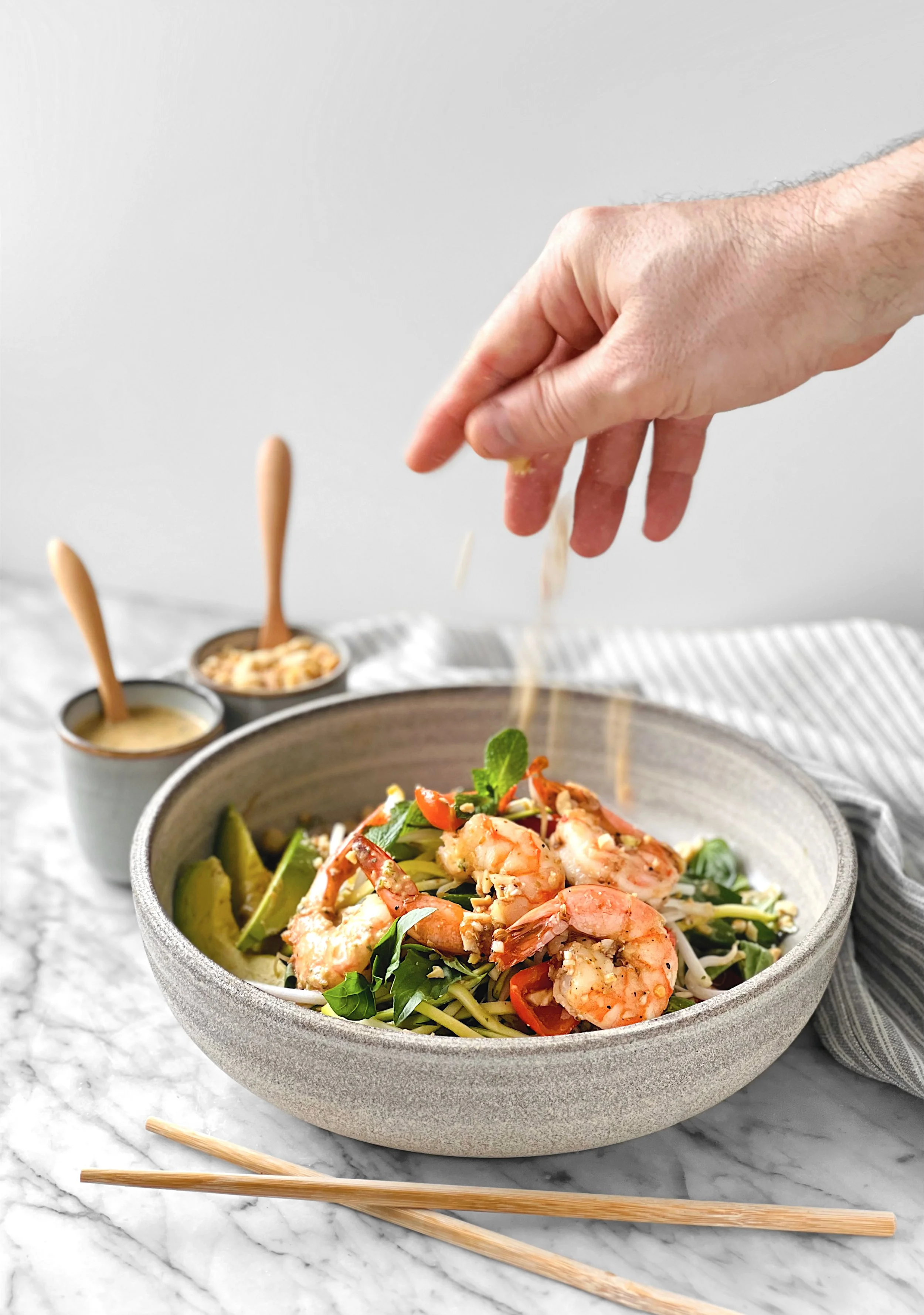 Salade fraîcheur, crevettes et poivrons rôtis, sauce coco-arachides