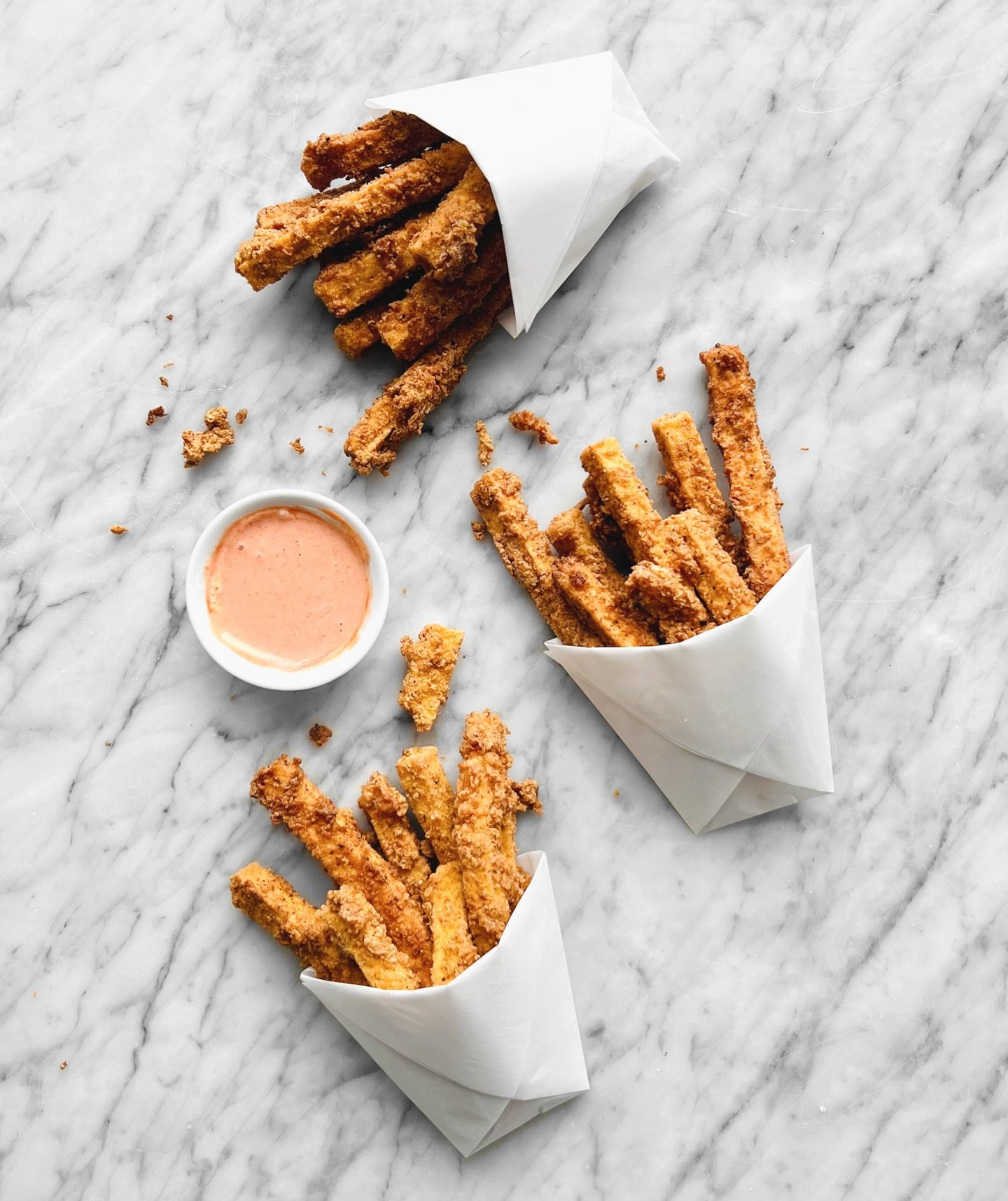 Petite id&eacute;e de gourmandise qui donne bonne conscience : des frites de tofu &agrave; la panure &eacute;pic&eacute;e et on ne peut plus croustillante! C&rsquo;est facile, original et amusant. Pour pousser plus loin le ludisme, je vous offre un p