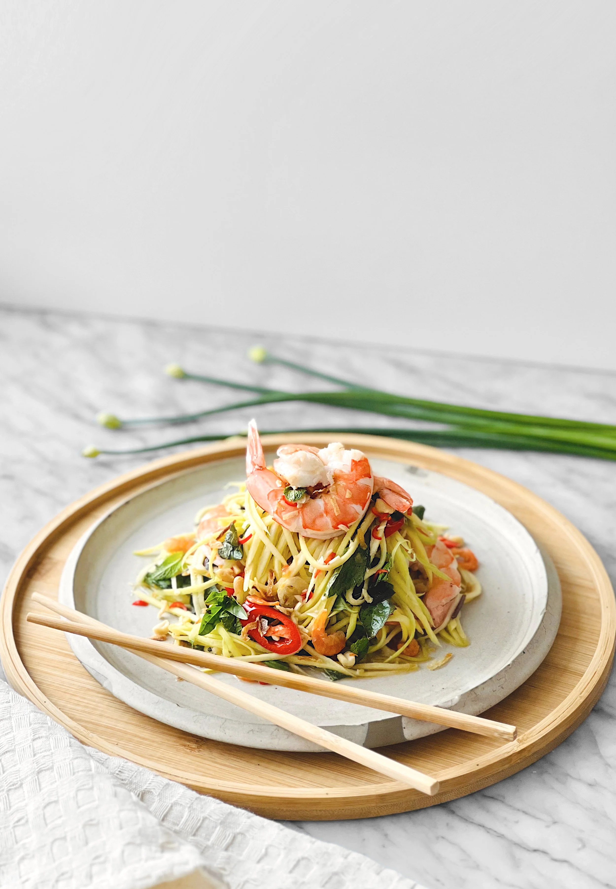 Salade de mangue verte à la vietnamienne avec crevettes