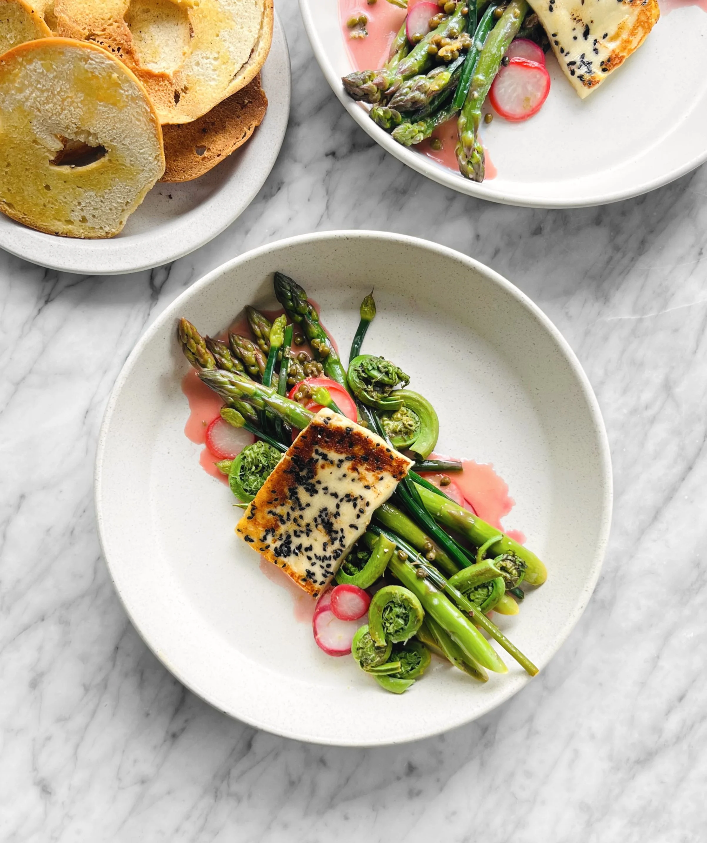 Légumes printaniers au beurre citronné avec fromage grillé