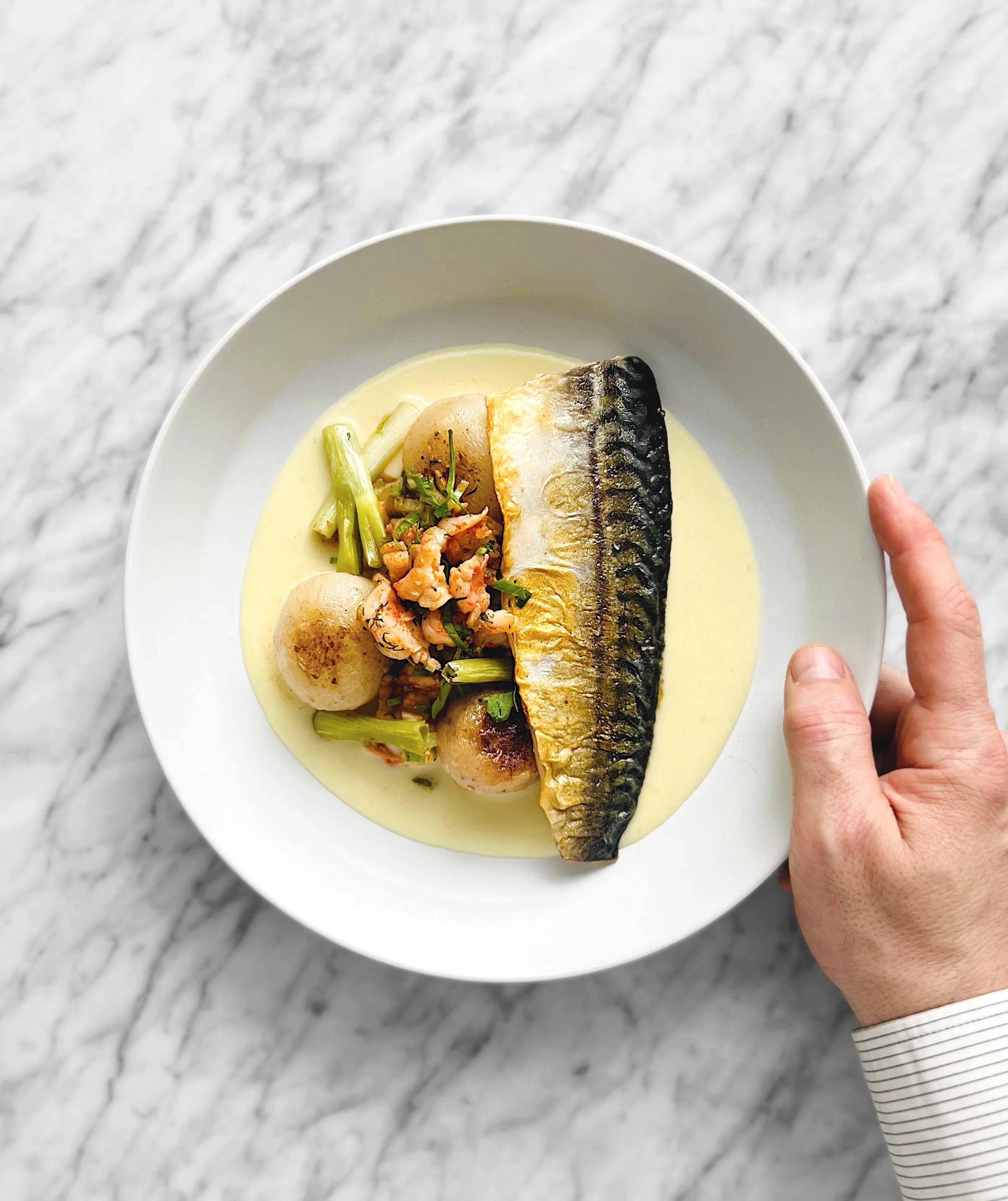 Maquereau poêlé, rabioles glacées, crevettes au paprika fumé et crème vichyssoise