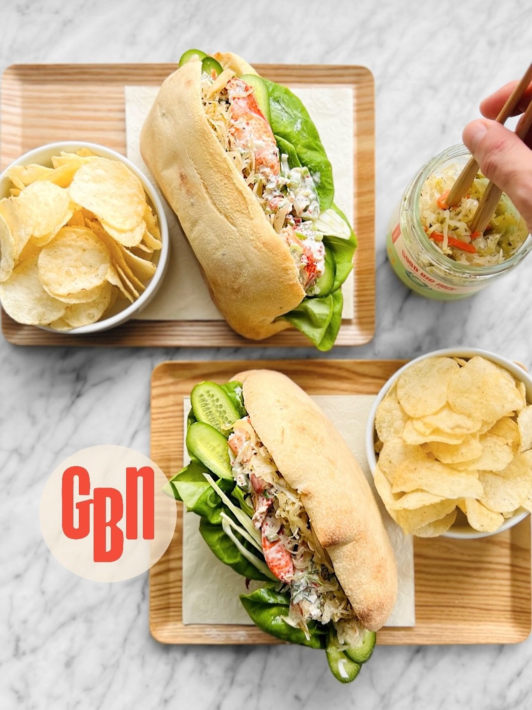 Gu&eacute;dille ou lobster roll, ce sandwich est un incontournable quand vient la saison du homard. Ce n&rsquo;est pas les recettes de qui manquent, mais @jm.cuisine.blog et @goodbignice ont envie de vous proposer une version toute simple qui se mari