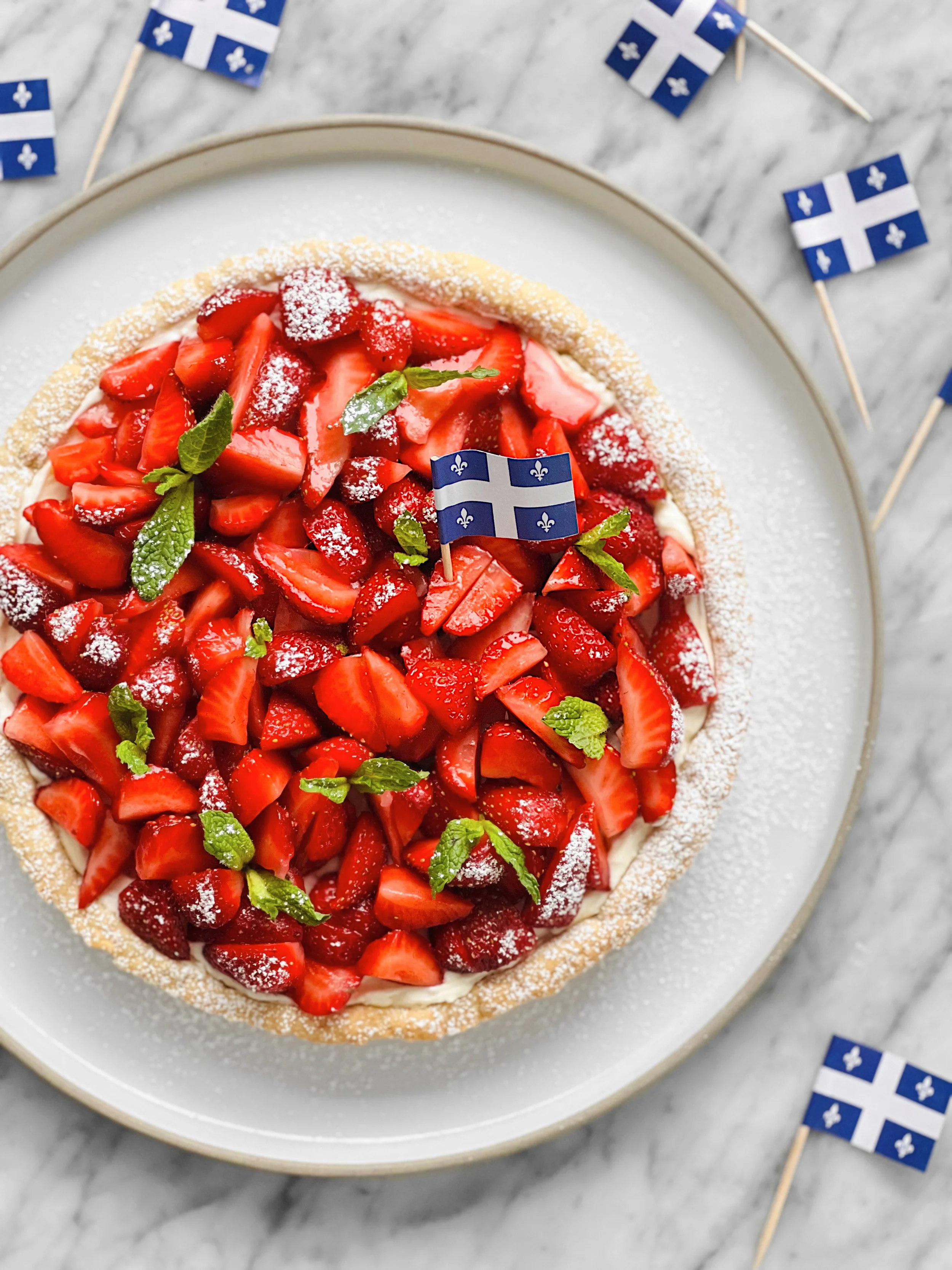 tarte-fraises-cremeux-mascarpone-HR-closeup-drapeaux.jpeg
