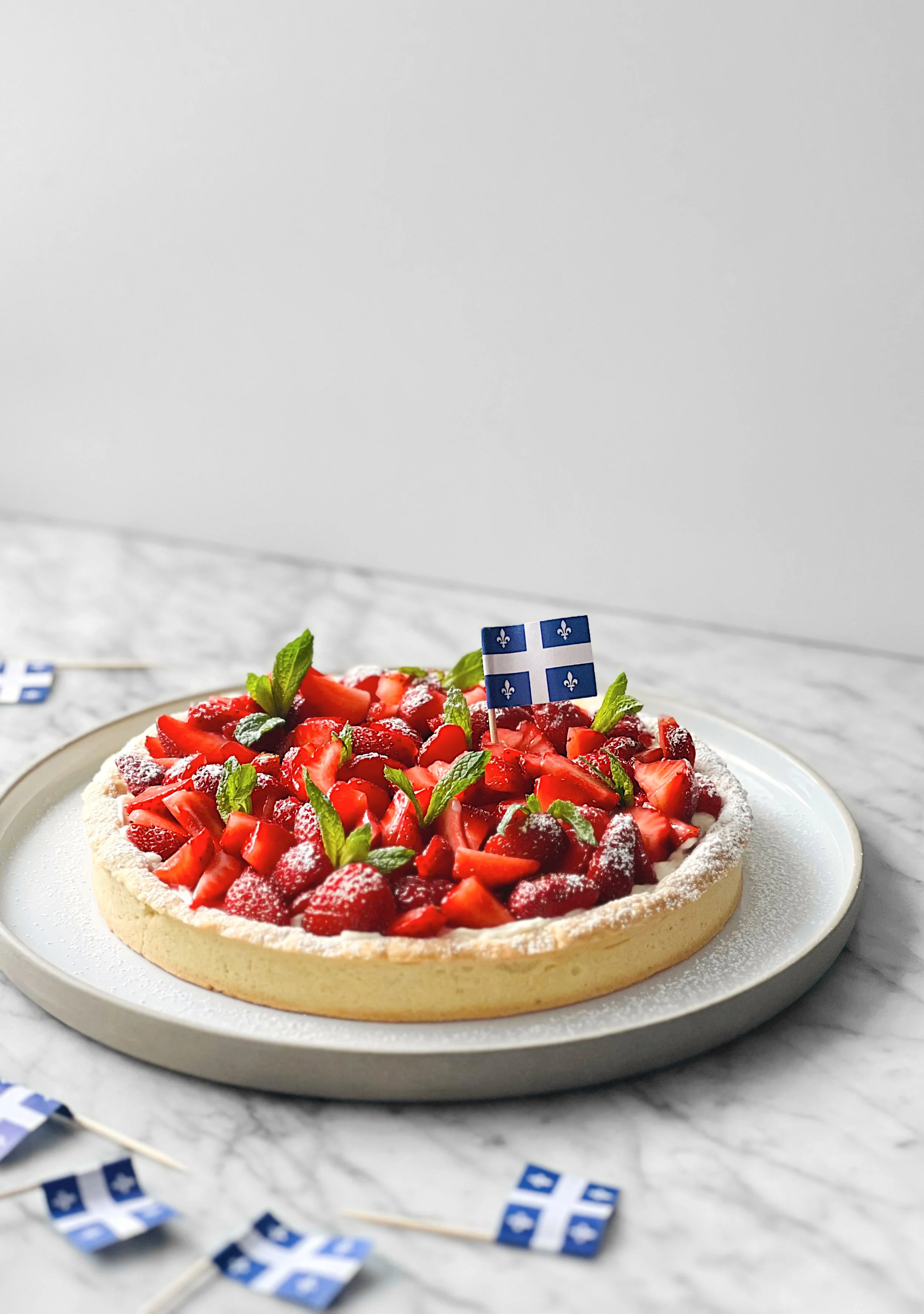 tarte-fraises-cremeux-mascarpone-HR-plat-drapeaux.jpeg