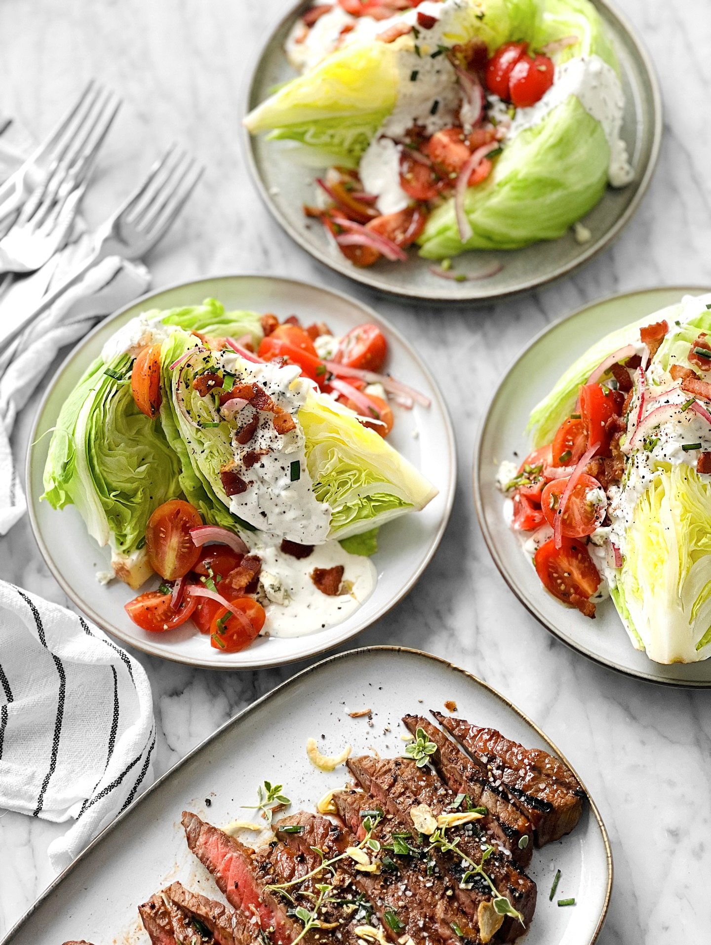 Voici LA salade qui volera la vedette de vos prochaines soir&eacute;es BBQ et qui vous accompagnera tout l&rsquo;&eacute;t&eacute;. Inspir&eacute;e des meilleurs Steakhouses, cette salades d&rsquo;accompagnement fra&icirc;che, croquante et gourmande 