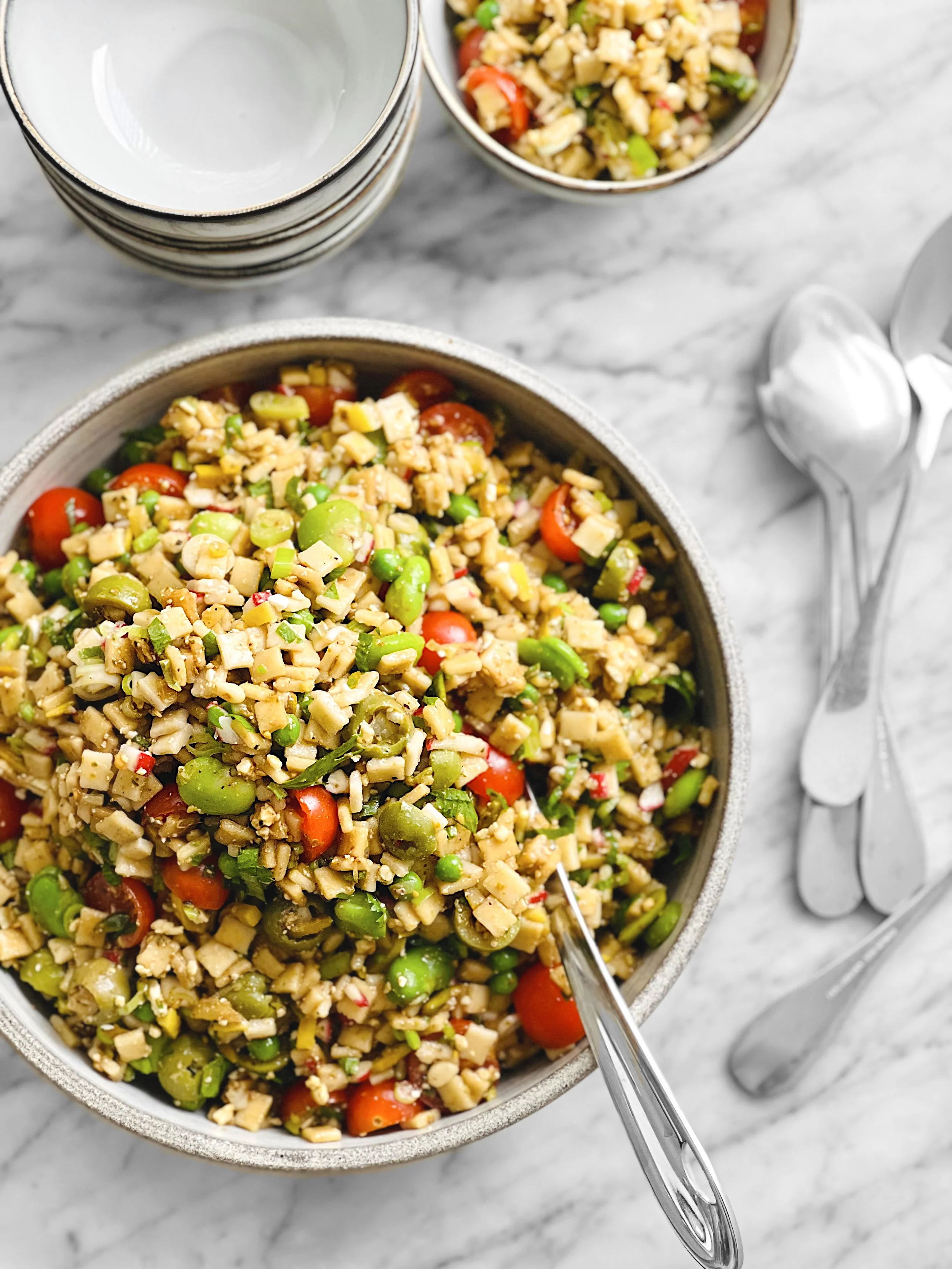 Salade d'orzo au zaatar, olives, gourganes et feta
