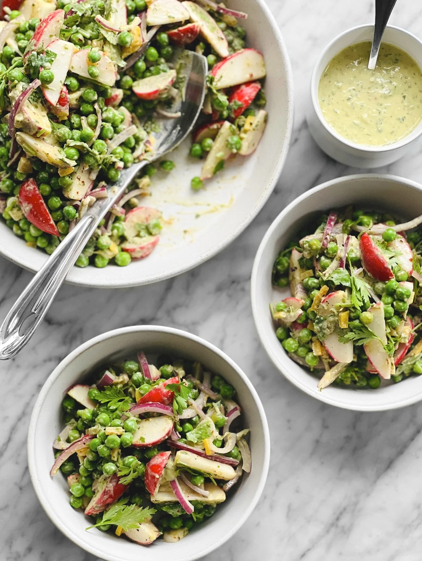 J&rsquo;adore les petits pois et les radis! Je fais cette salade si souvent qu&rsquo;elle m&eacute;ritait vraiment une petite mise &agrave; jour visuelle et m&ecirc;me quelques ajustements. Grandement inspir&eacute;e d&rsquo;une recette d&rsquo;Ottol