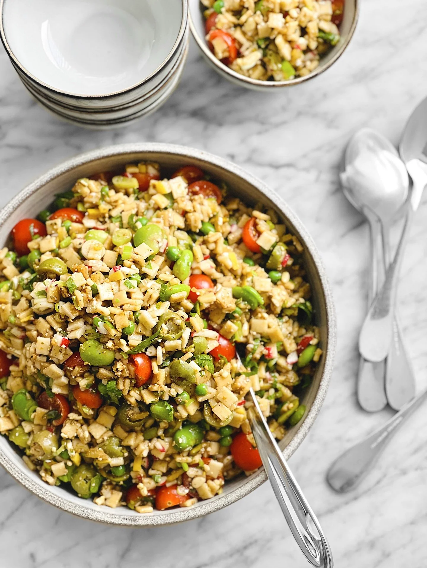 Ce n&rsquo;est pas les id&eacute;es de salade d&rsquo;orzo qui manquent sur le web&hellip; mais il manquait la mienne! Ah! Elle s&rsquo;inspire des saveurs du Moyen-Orient et de la M&eacute;diterran&eacute;e et ne manque certainement pas de punch gr&