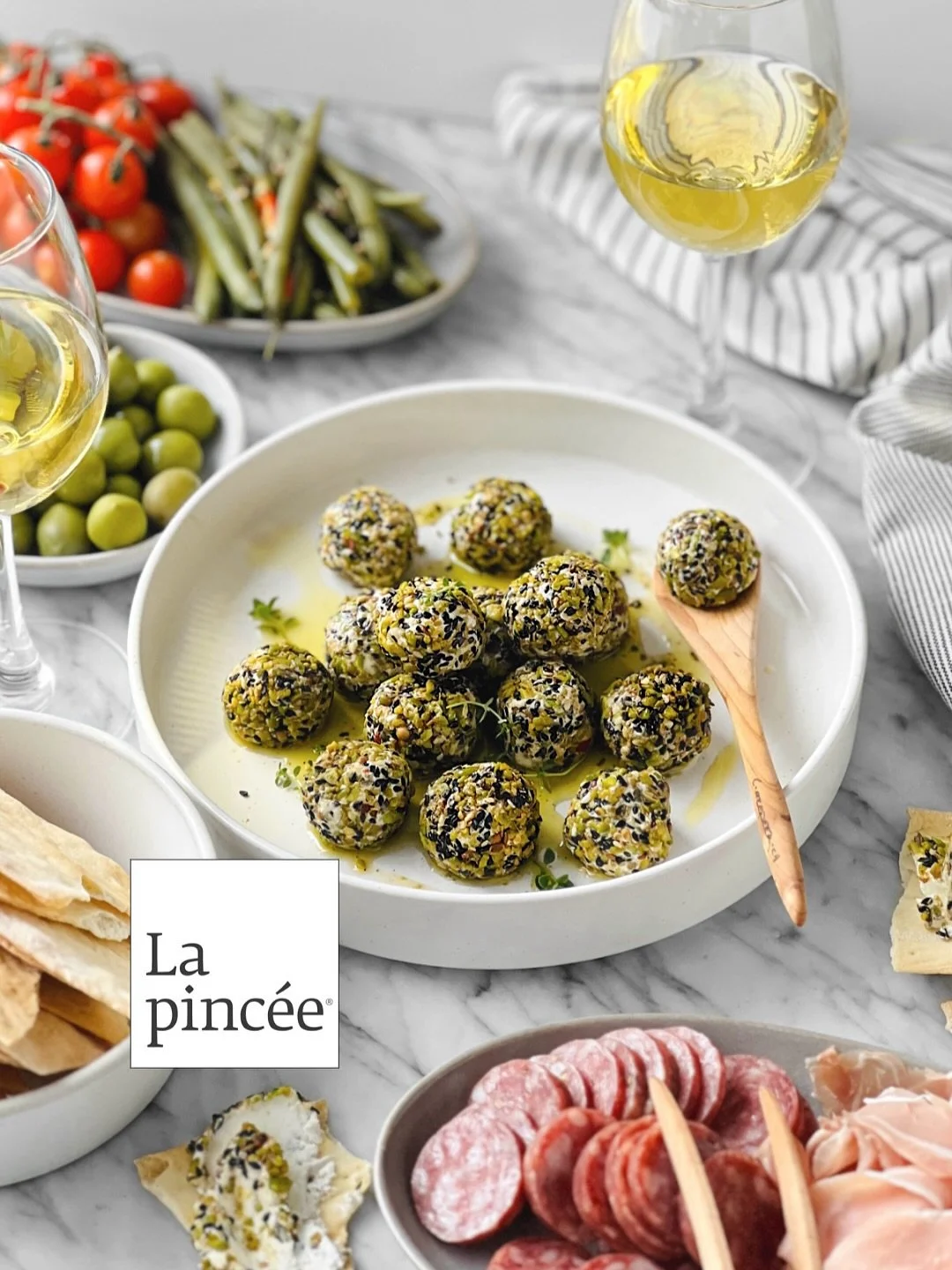 Pour sublimer vos ap&eacute;ros ou enrichir vos plateaux de fromages, ces boulettes de ch&egrave;vre l&eacute;g&egrave;rement citronn&eacute;es et roul&eacute;es dans le dukkah aux &eacute;pices fum&eacute;es de @lapincee sont de v&eacute;ritables p&