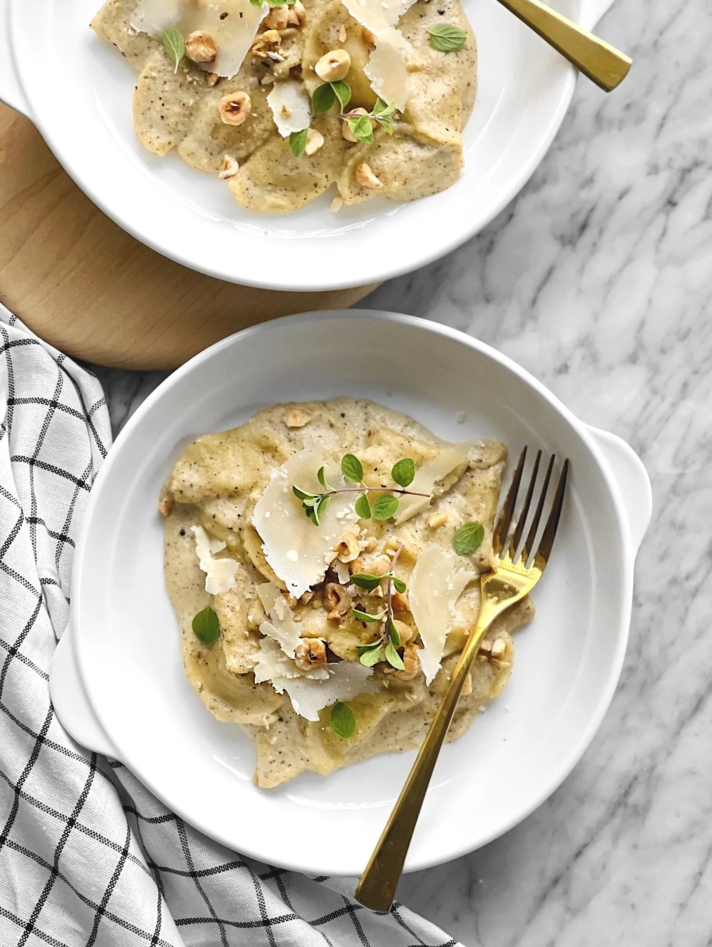 Cette sauce pour accompagner des agnolotti au parmesan s&rsquo;inspire grandement de la classique salsa di noci du nord de l&rsquo;Italie, mais dans laquelle les noix sont remplac&eacute;es par des noisettes torr&eacute;fi&eacute;es du Pi&eacute;mont