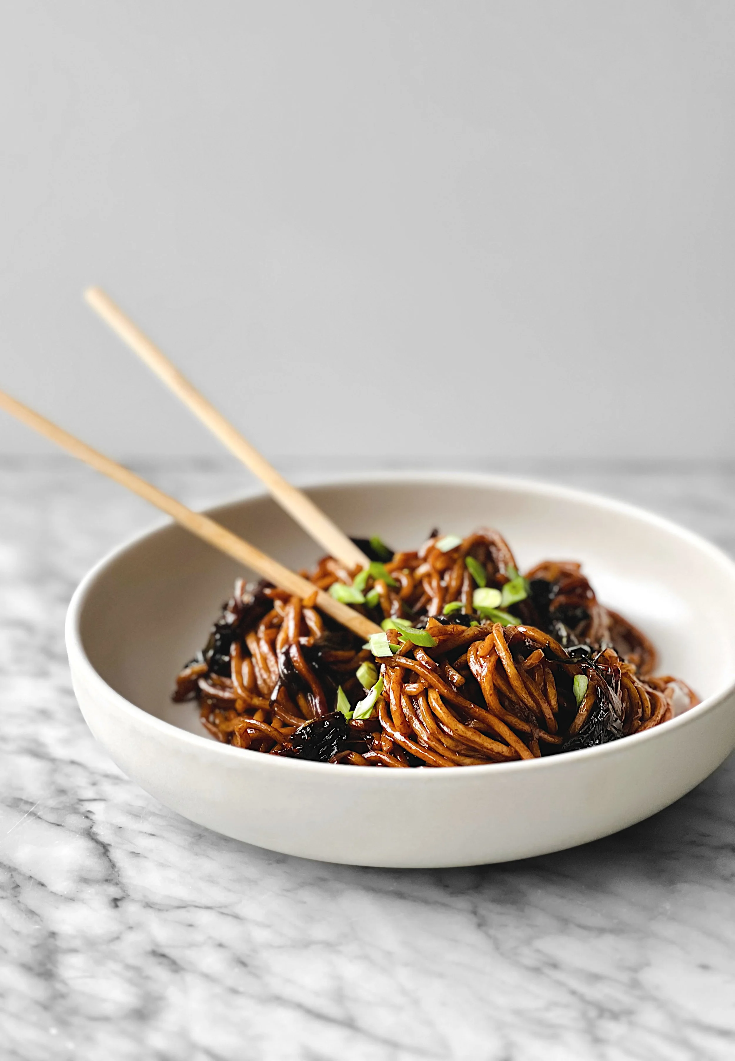 Nouilles style Shanghai aux oignons verts confits