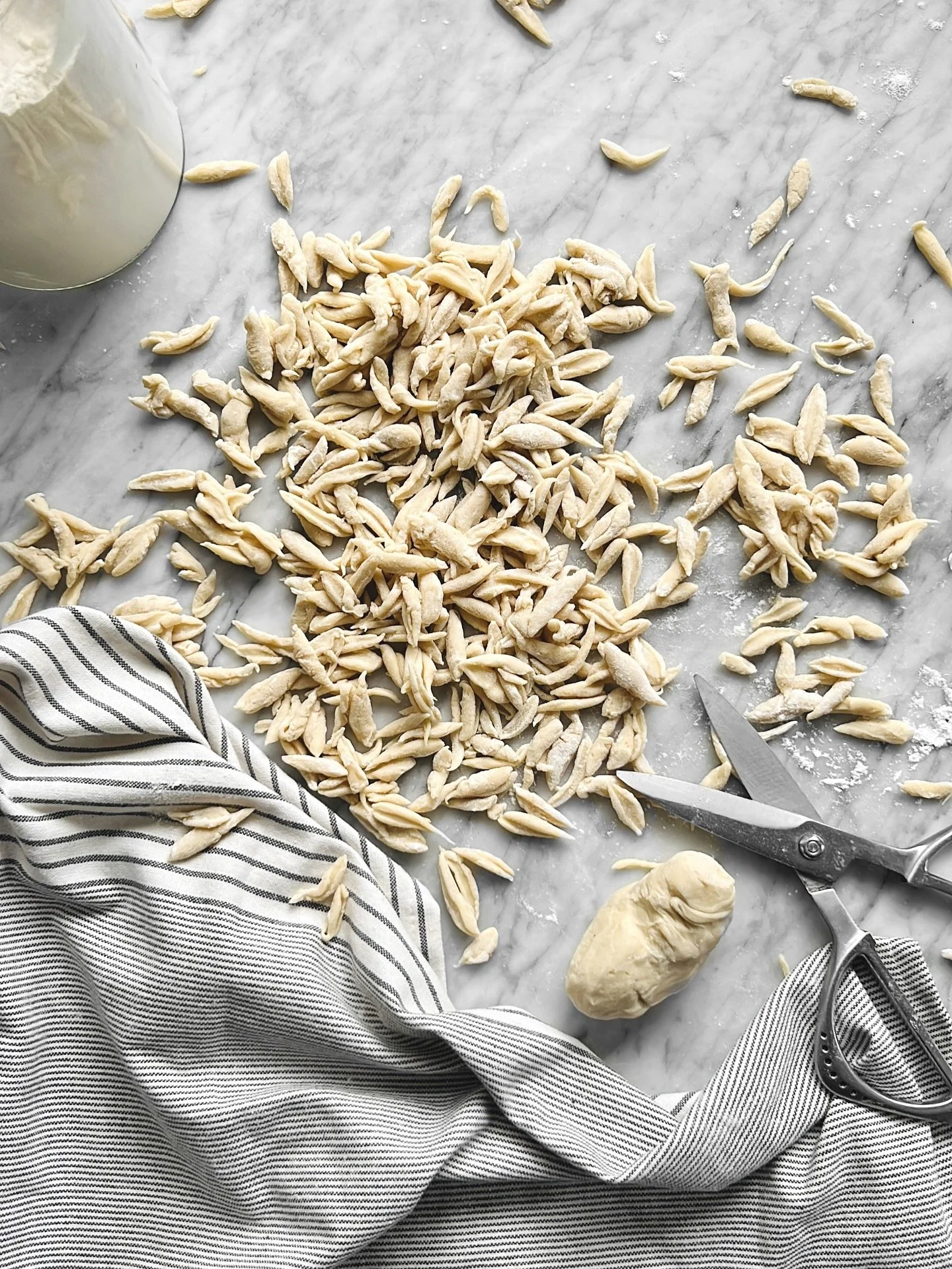 Connaissez-vous les nouilles aux ciseaux? Tellement simples et amusantes &agrave; faire! Elles seront l&rsquo;accompagnement parfait avec mon Mapo Tofu ou une base originale pour les populaires nouilles Shanga&iuml;! Pourquoi pas?

__ 𝑵𝑶𝑼𝑰𝑳𝑳𝑬?