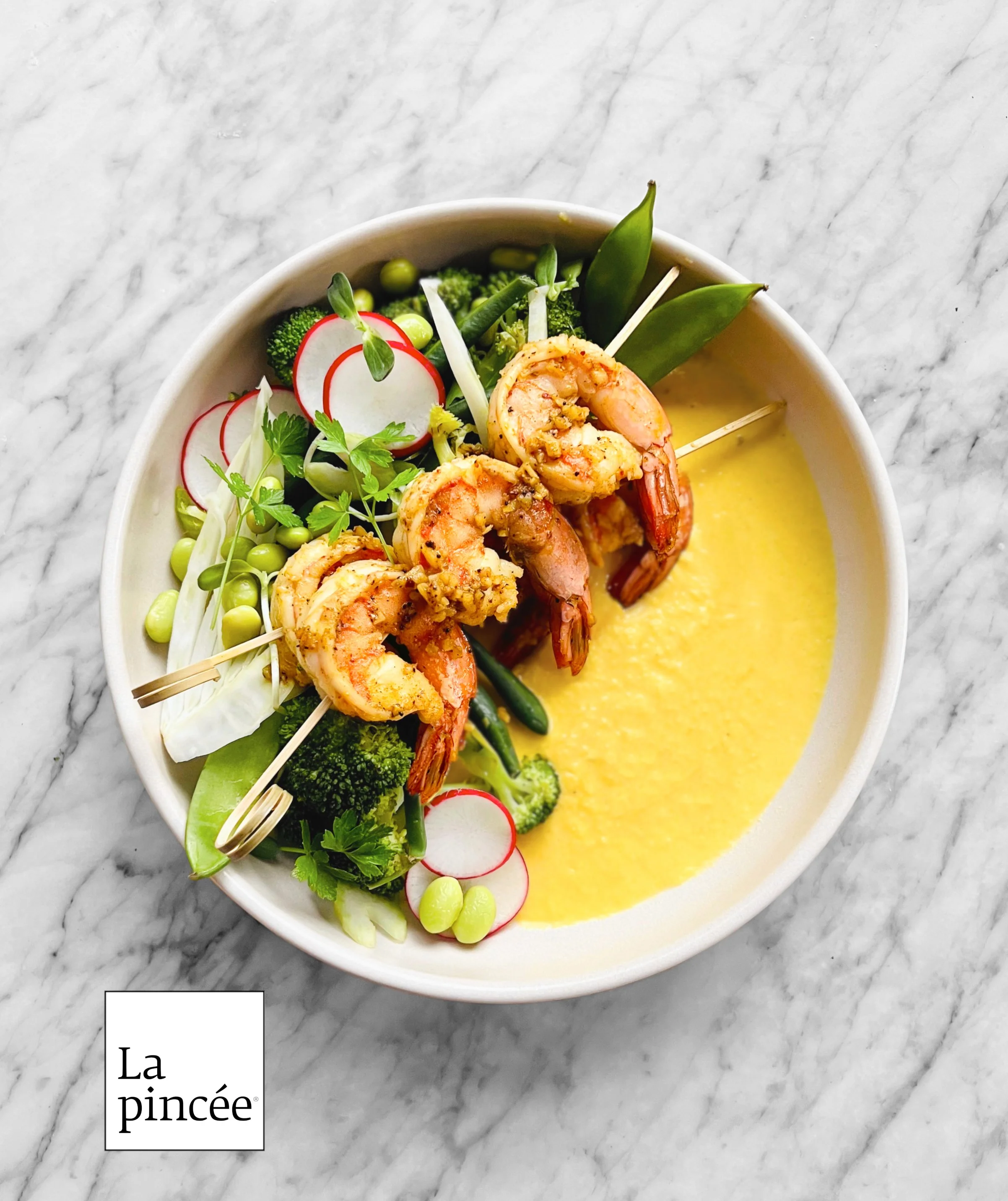 Crevettes épicées à l'ail, légumes et coulis de maïs