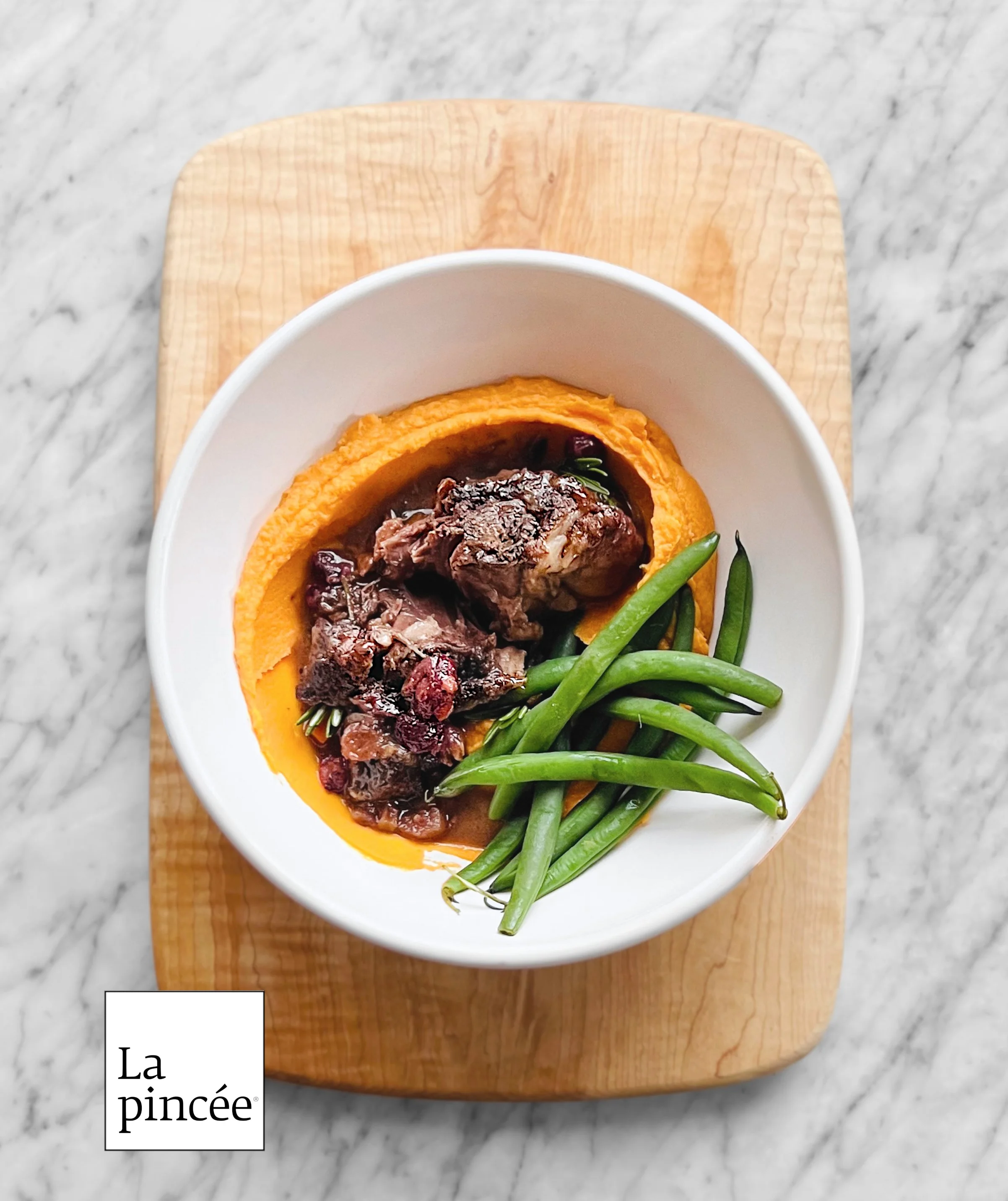 Palette de bœuf braisée aux canneberges et aux épices boisées