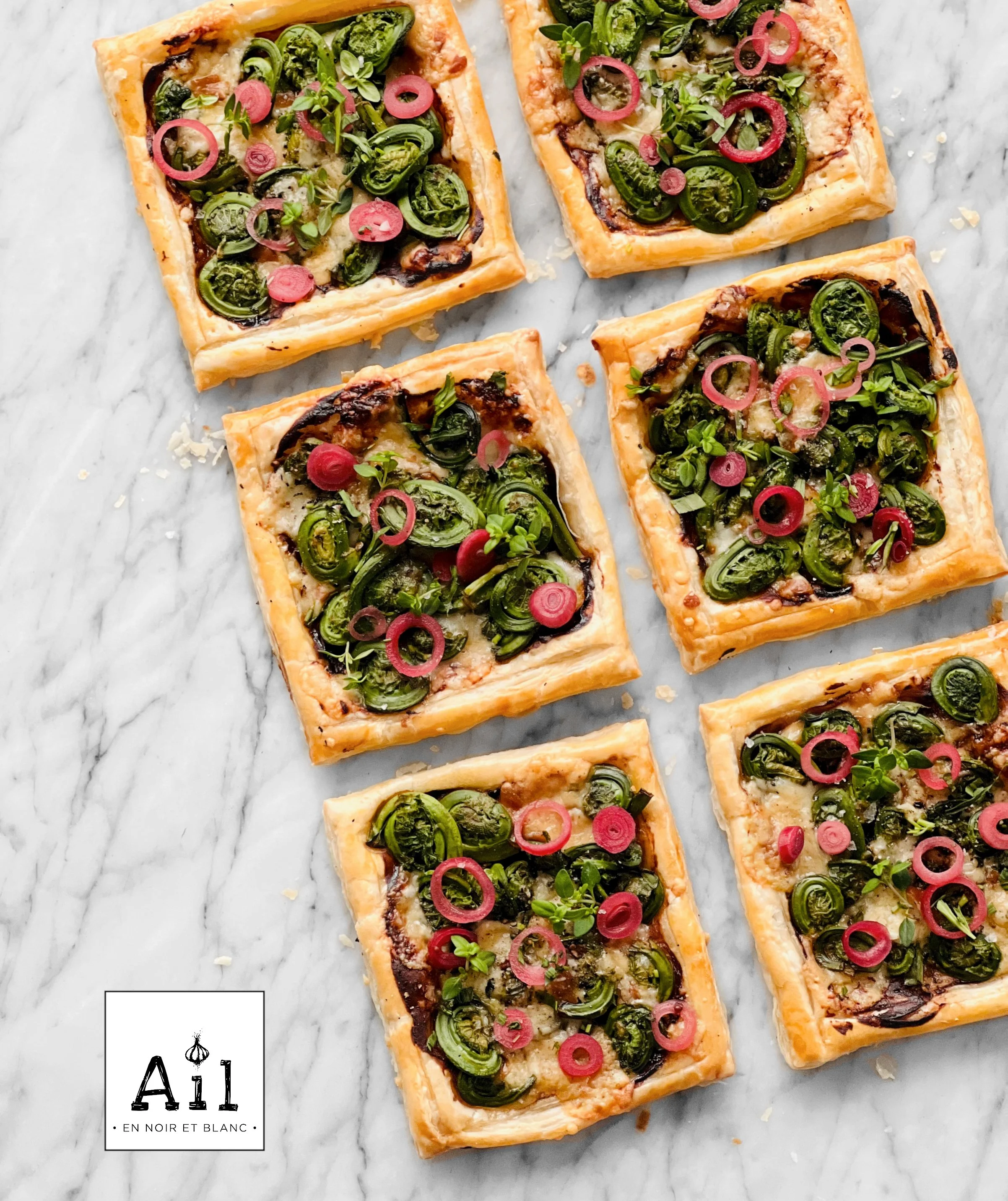 Tartelettes feuilletées aux têtes de violon, ail noir et cheddar fumé