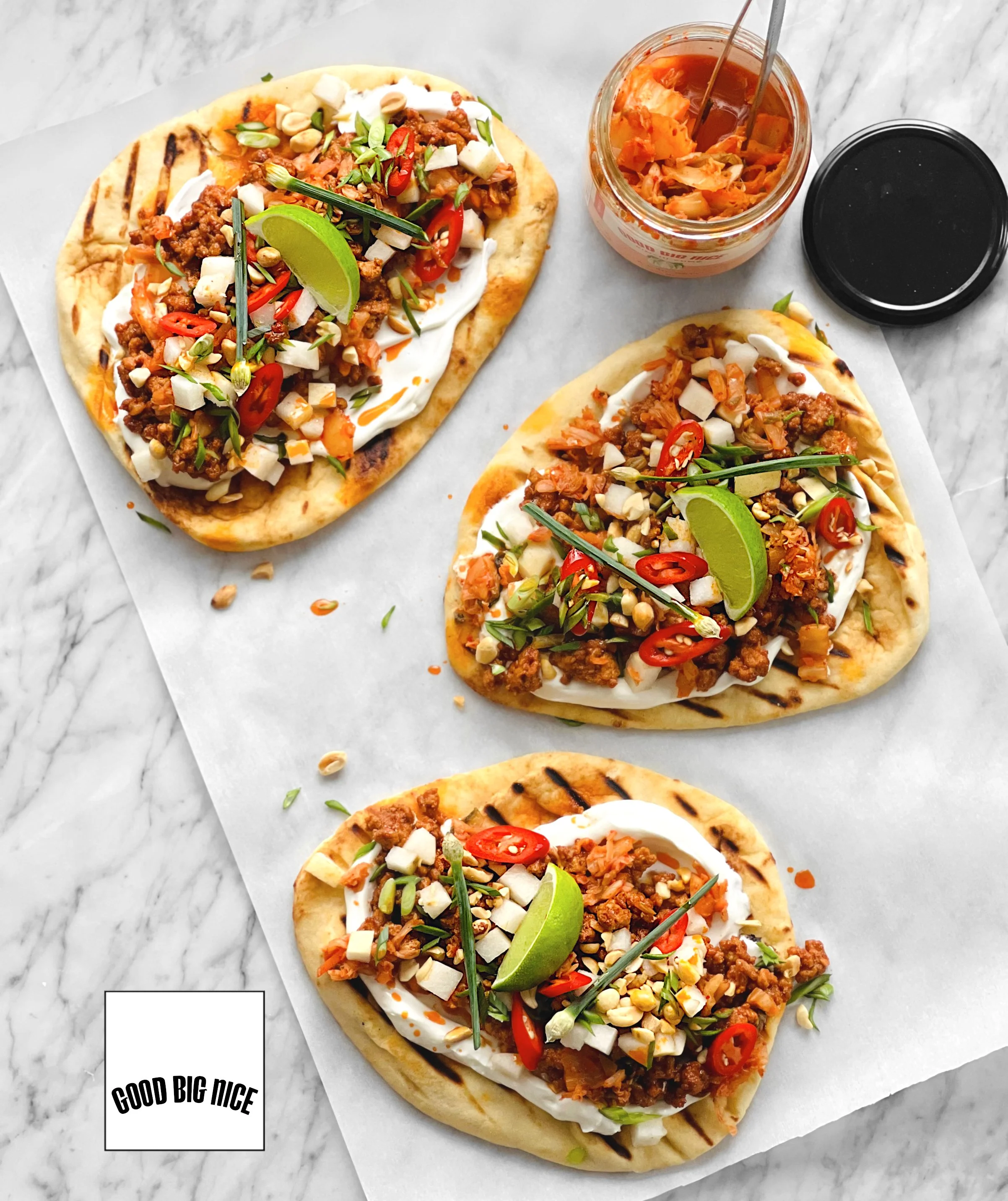 Pains plats garnis de porc au gochujang, poire asiatique et kimchi fumé