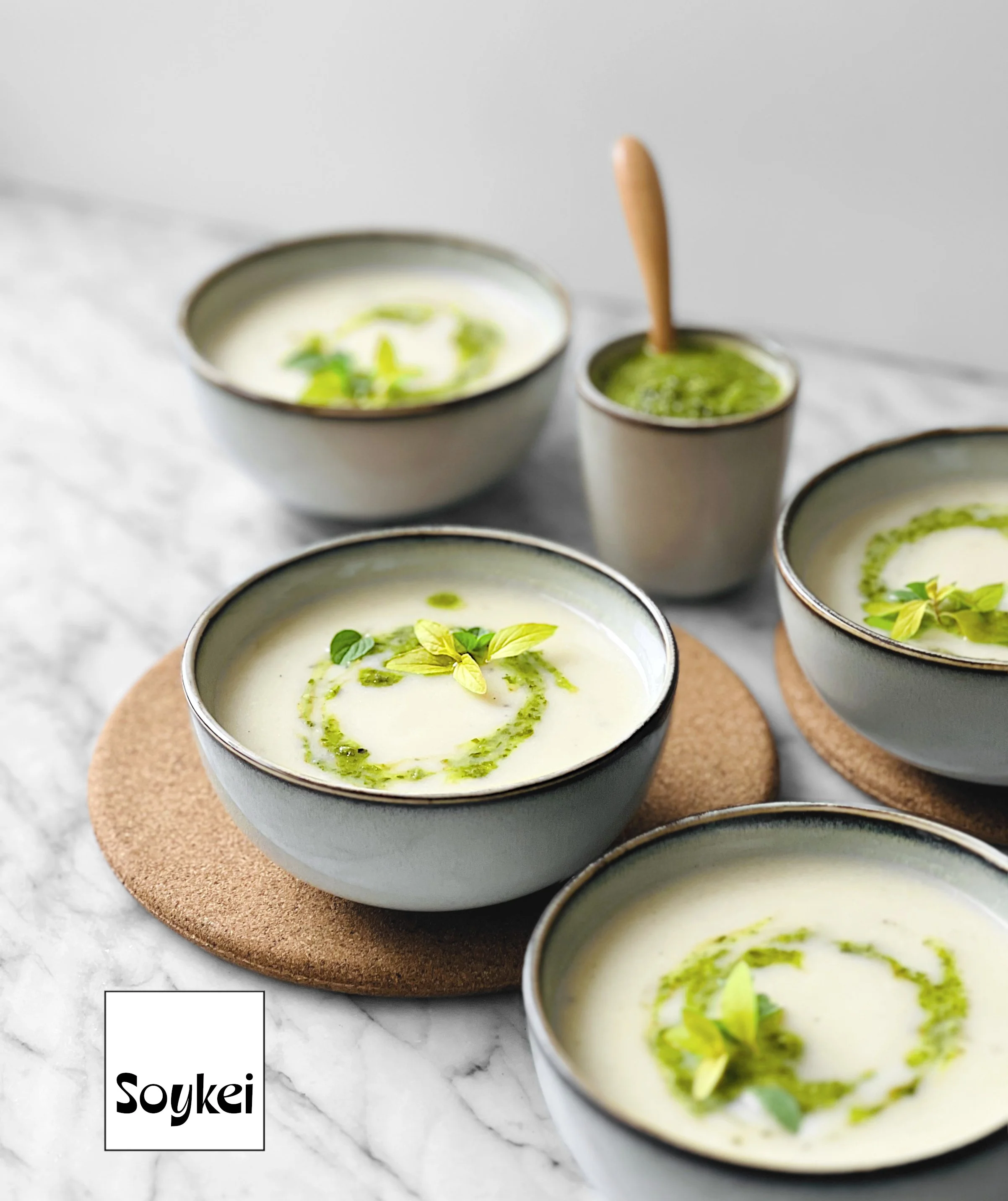 Soupe de chou-fleur et tofu onctueux avec salsa verde relevée