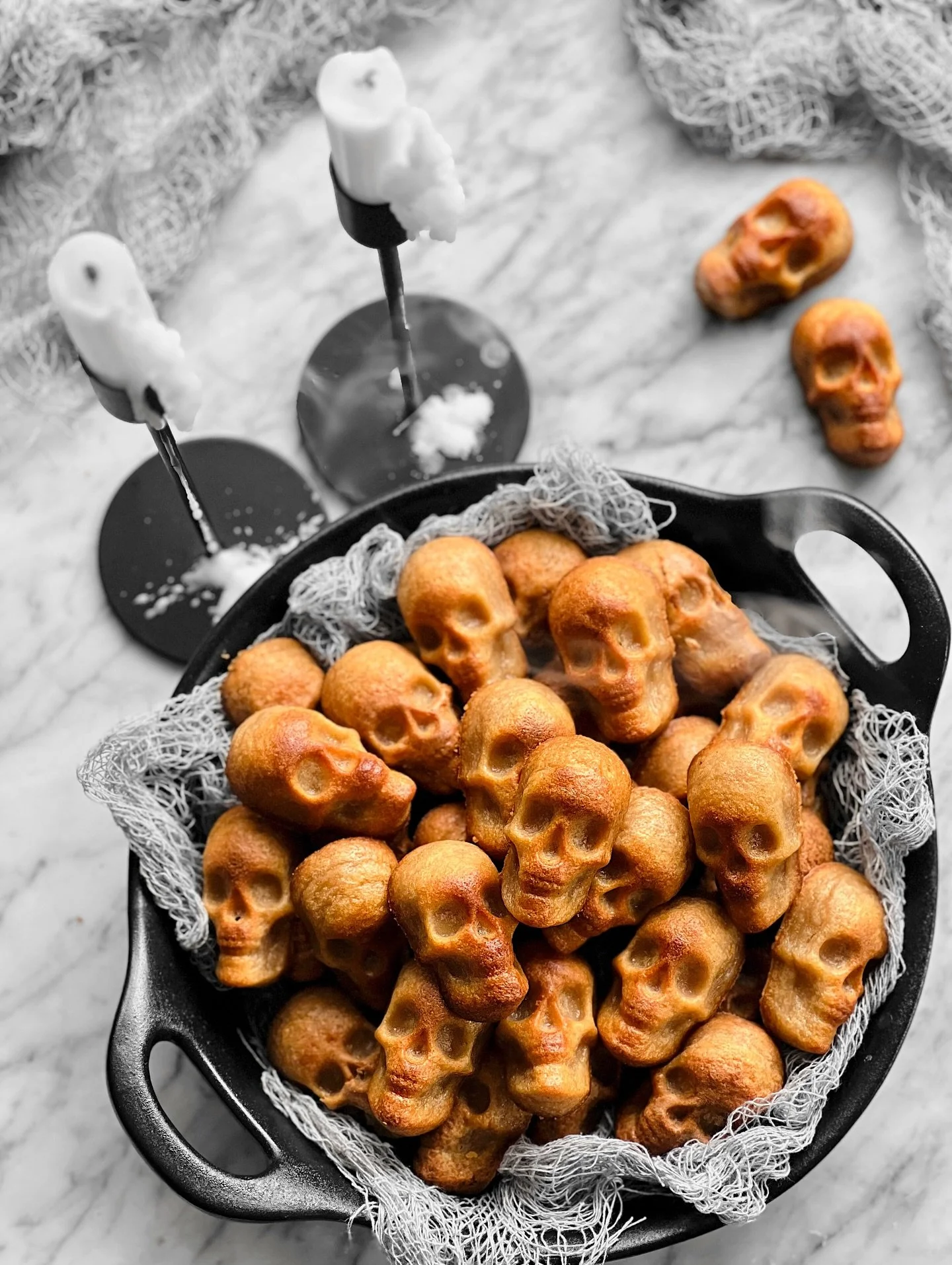 Vous connaissez les mochis? Pour l&rsquo;Halloween, voici une version croustillante &agrave; l&rsquo;ext&eacute;rieur et cheeewwwy &agrave; souhait &agrave; l&rsquo;int&eacute;rieur! Un v&eacute;ritable d&eacute;lice que vous pouvez d&eacute;cliner f