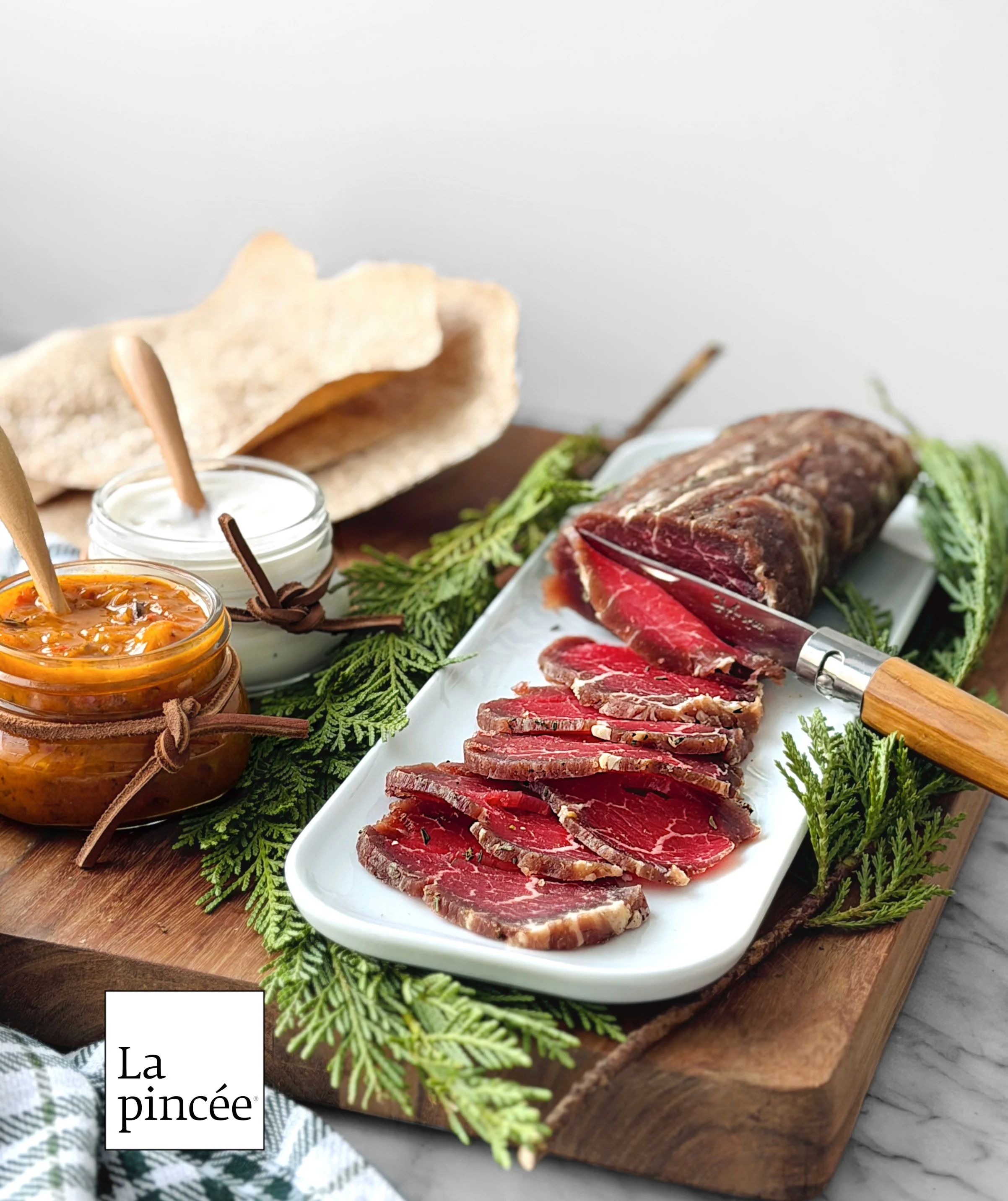 Gravet kjøtt - «Gravlax» de viande rouge et chutney d'argousier