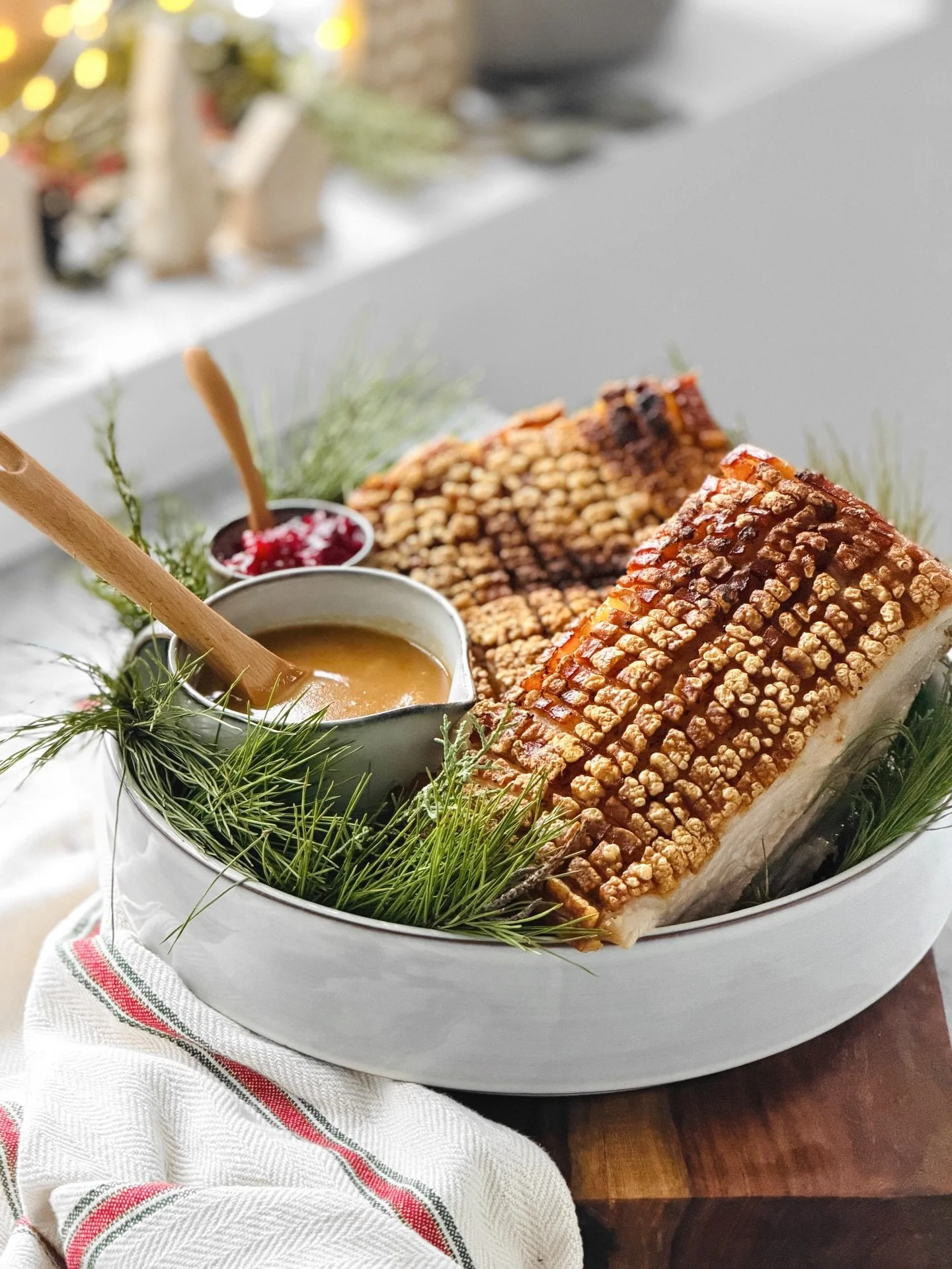 Place maintenant &agrave; la pi&egrave;ce de r&eacute;sistance de mon repas de No&euml;l 100% norv&eacute;gien! Si au Qu&eacute;bec la dinde et les tourti&egrave;res sont incontournables, en Norv&egrave;ge c&rsquo;est certainement le Ribbe qui est le