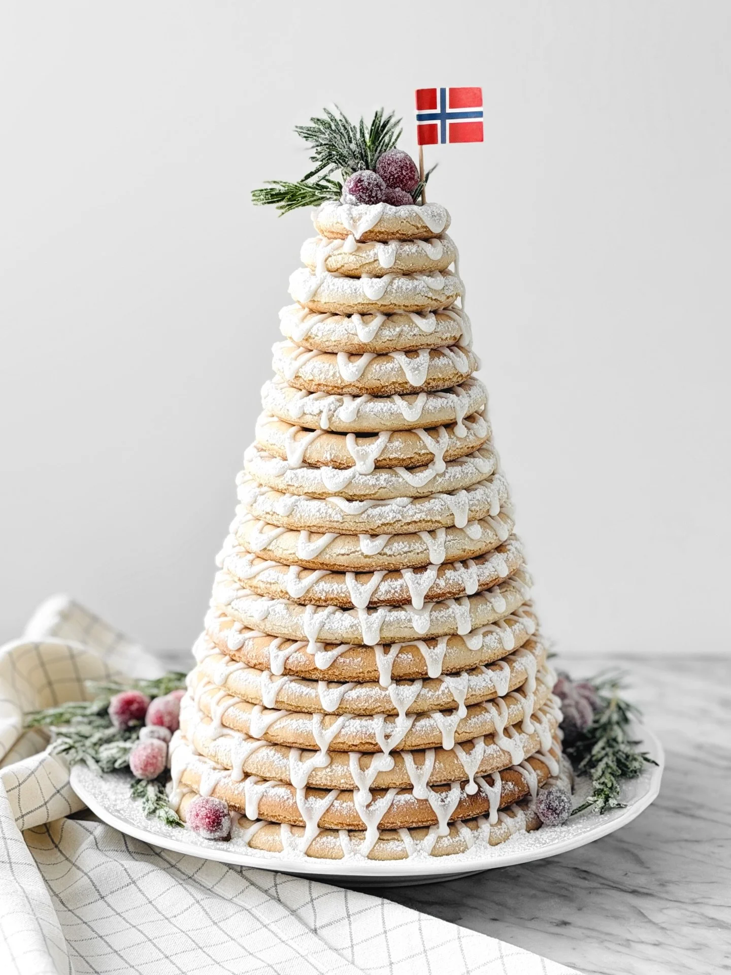 Voici une pi&egrave;ce mont&eacute;e traditionnelle et spectaculaire r&eacute;serv&eacute;e pour les grandes occasions en Norv&egrave;ge! 🇳🇴 Tellement dans le ton de No&euml;l avec son allure de majestueux sapin, ce &laquo;G&acirc;teau&raquo; de bi