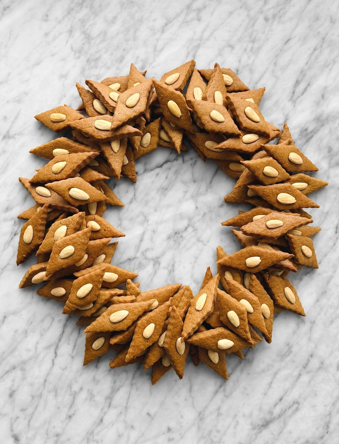 La r&eacute;ponse norv&eacute;gienne aux classiques pains d&rsquo;&eacute;pices : les sirupsnipper ! Avec en leur centre une croquante amande, tel un bijou, symbole de prosp&eacute;rit&eacute; et de g&eacute;n&eacute;rosit&eacute;, renfor&ccedil;ant 