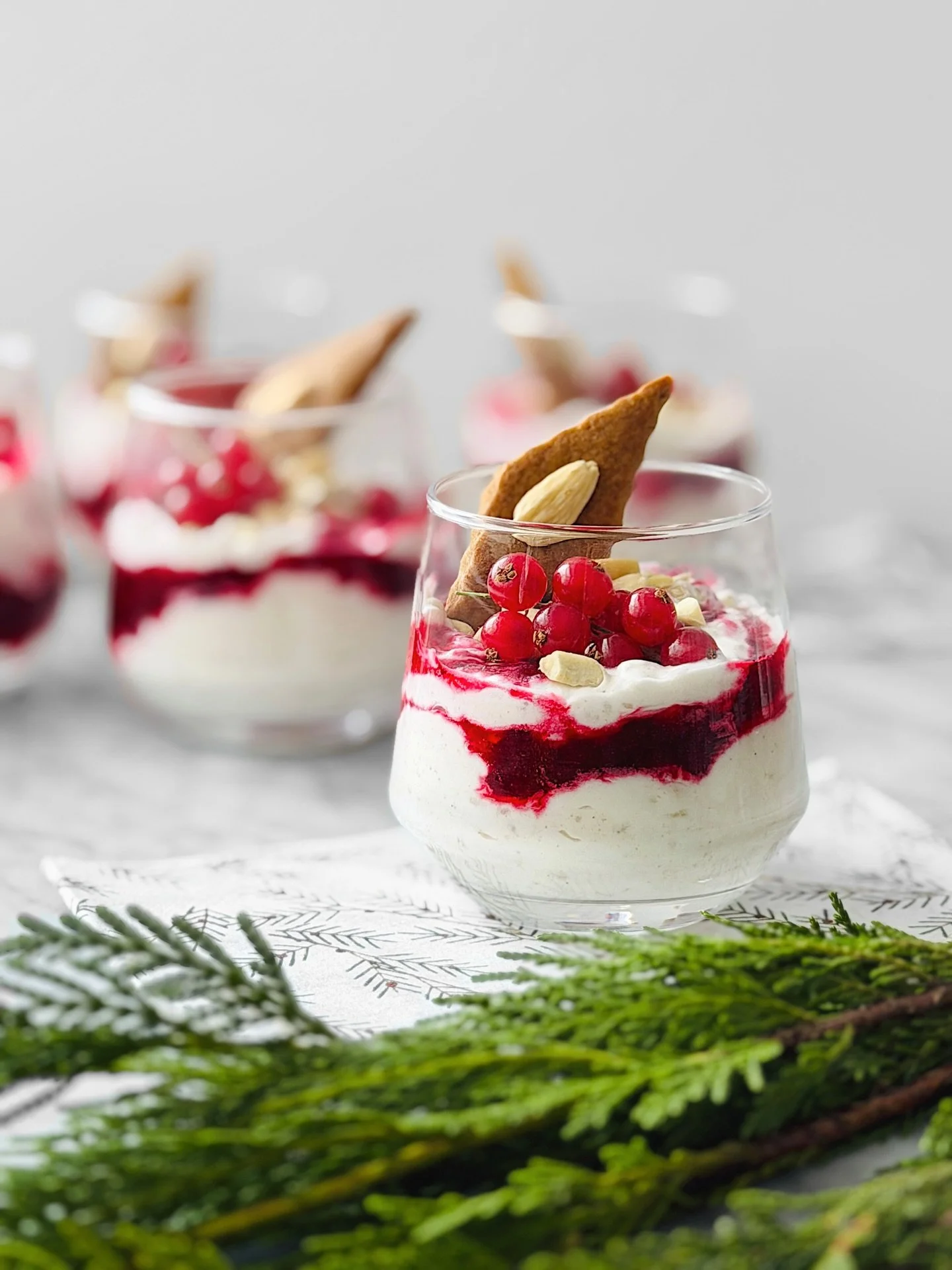 Place au dessert du r&eacute;veillon! Parce qu&rsquo;on a bien mang&eacute; et qu&rsquo;il y a d&eacute;j&agrave; une foule de biscuits &agrave; notre port&eacute;e, les dessert se veut simple en Norv&egrave;ge. Le traditionnel riskrem et sa sauce au