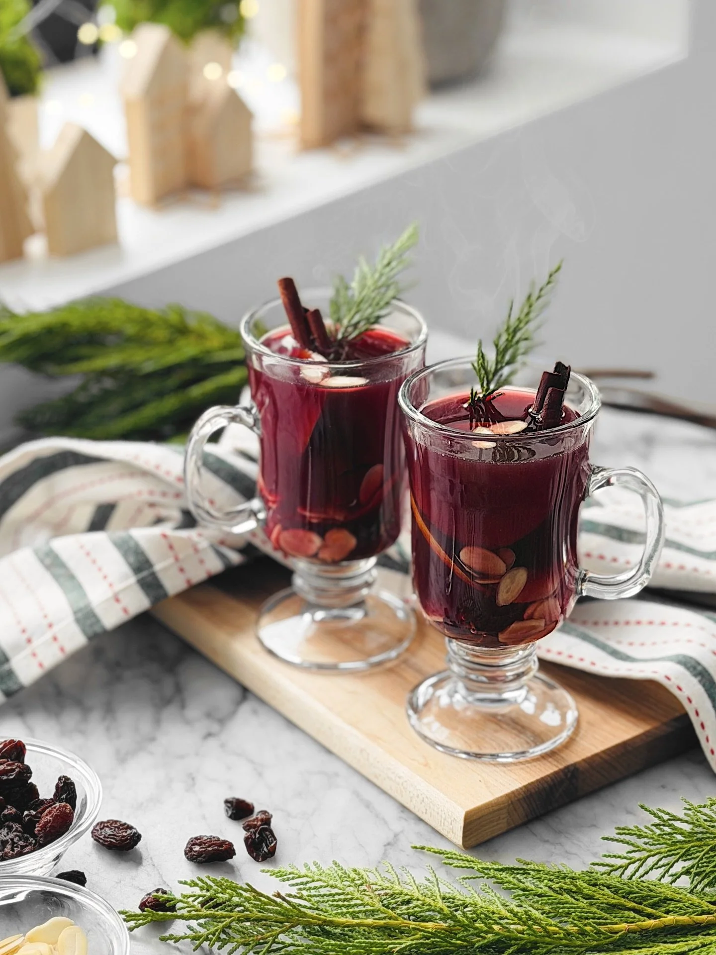 Le gl&oslash;gg est la version norv&eacute;gienne d&rsquo;une boisson d&eacute;licieuse et r&eacute;confortante que l&rsquo;on appr&eacute;cie particuli&egrave;rement pendant le temps des f&ecirc;tes, mais qui peut nous accompagner tout l&rsquo;hiver