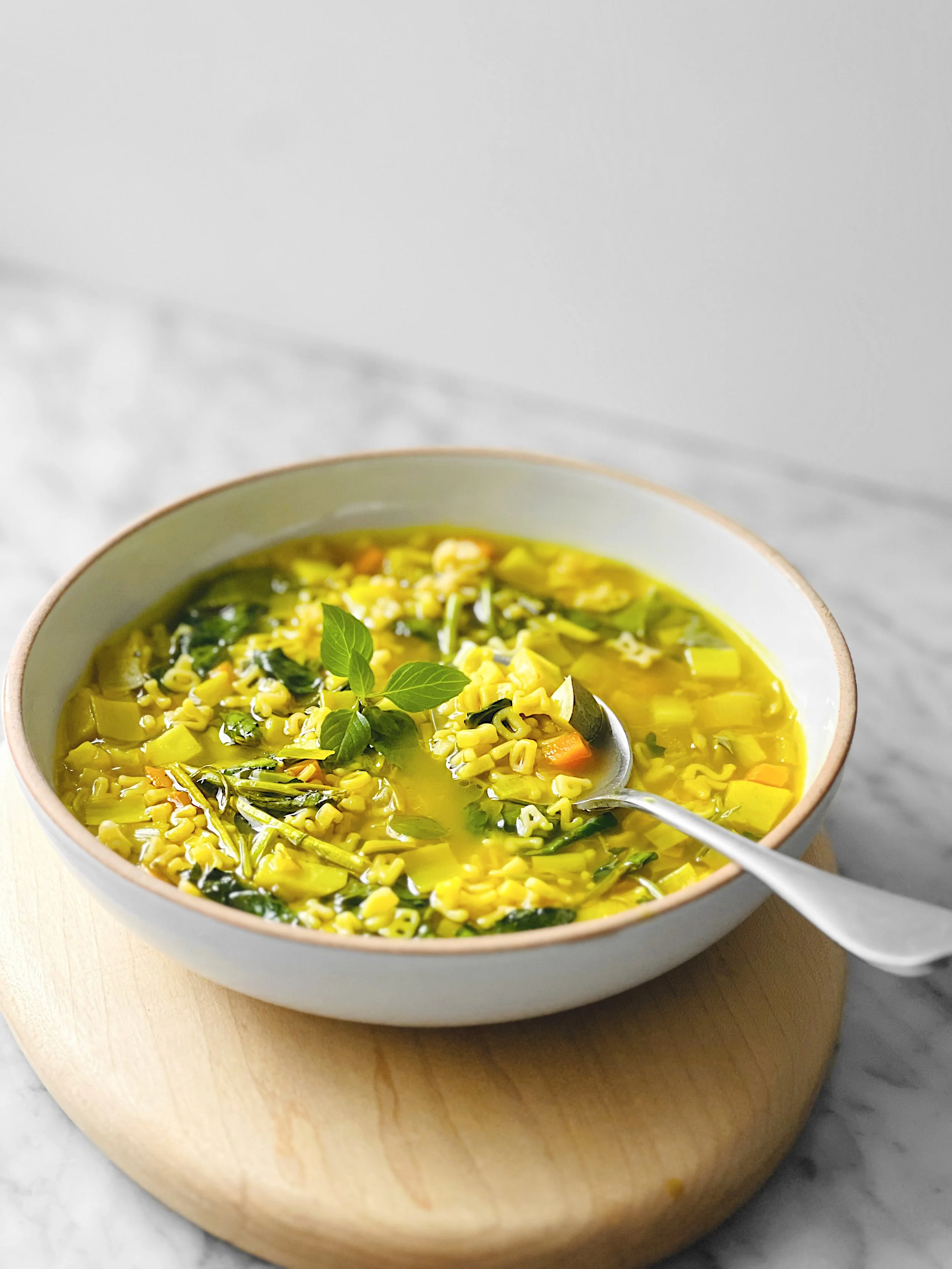 Soupe alphabétique artichauts-zuccini avec bouillon au curcuma