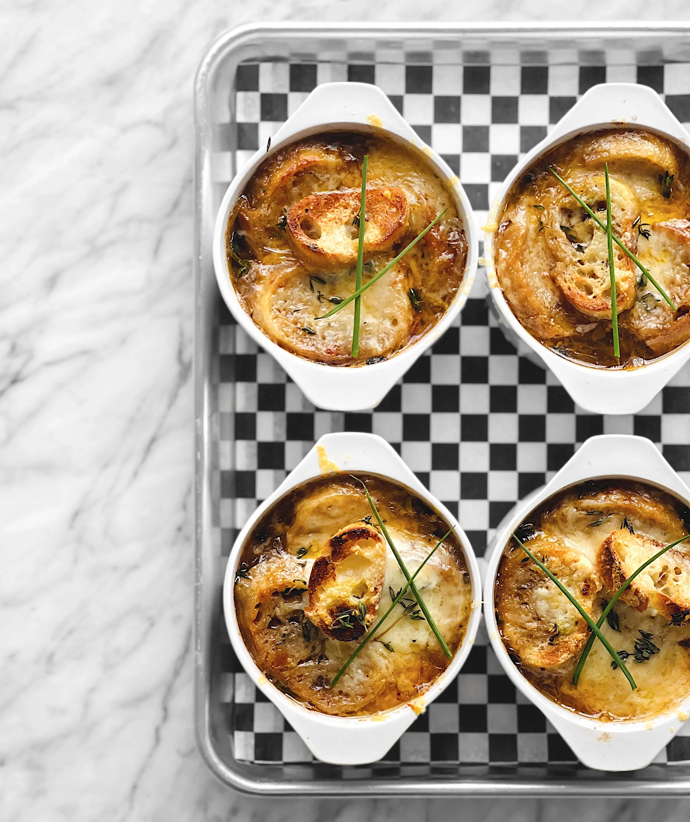 Soupe à l'oignon rôti gratinée