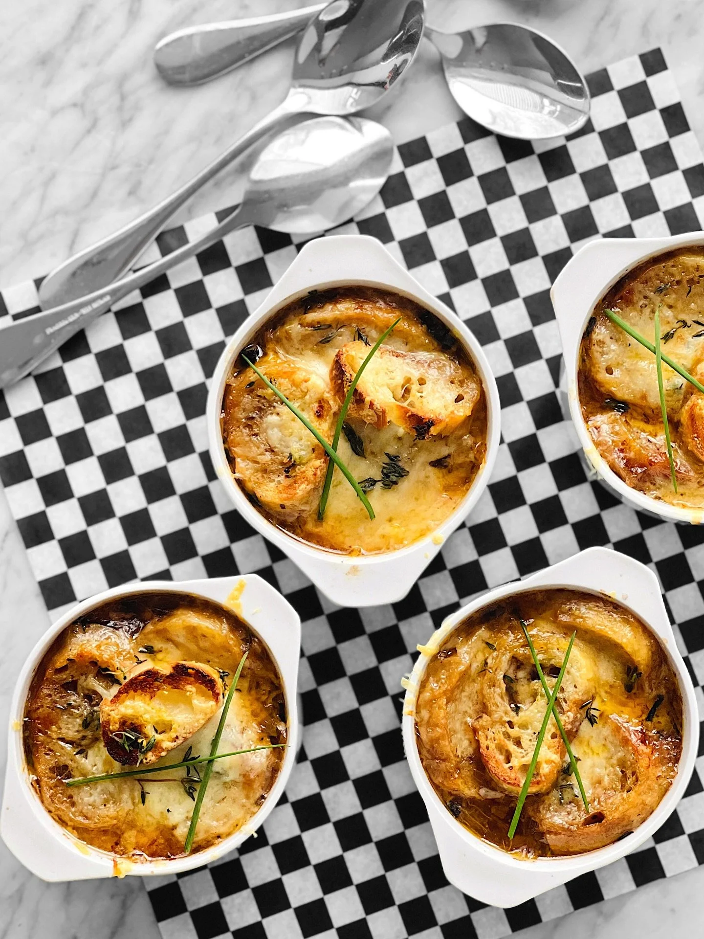 Il y a des classiques qu&rsquo;on aime retrouver comme on retrouve un vieux pull doux : juste pour le plaisir du r&eacute;confort. La soupe &agrave; l&rsquo;oignon gratin&eacute;e fait partie de ces recettes qui r&eacute;chauffent autant qu&rsquo;ell