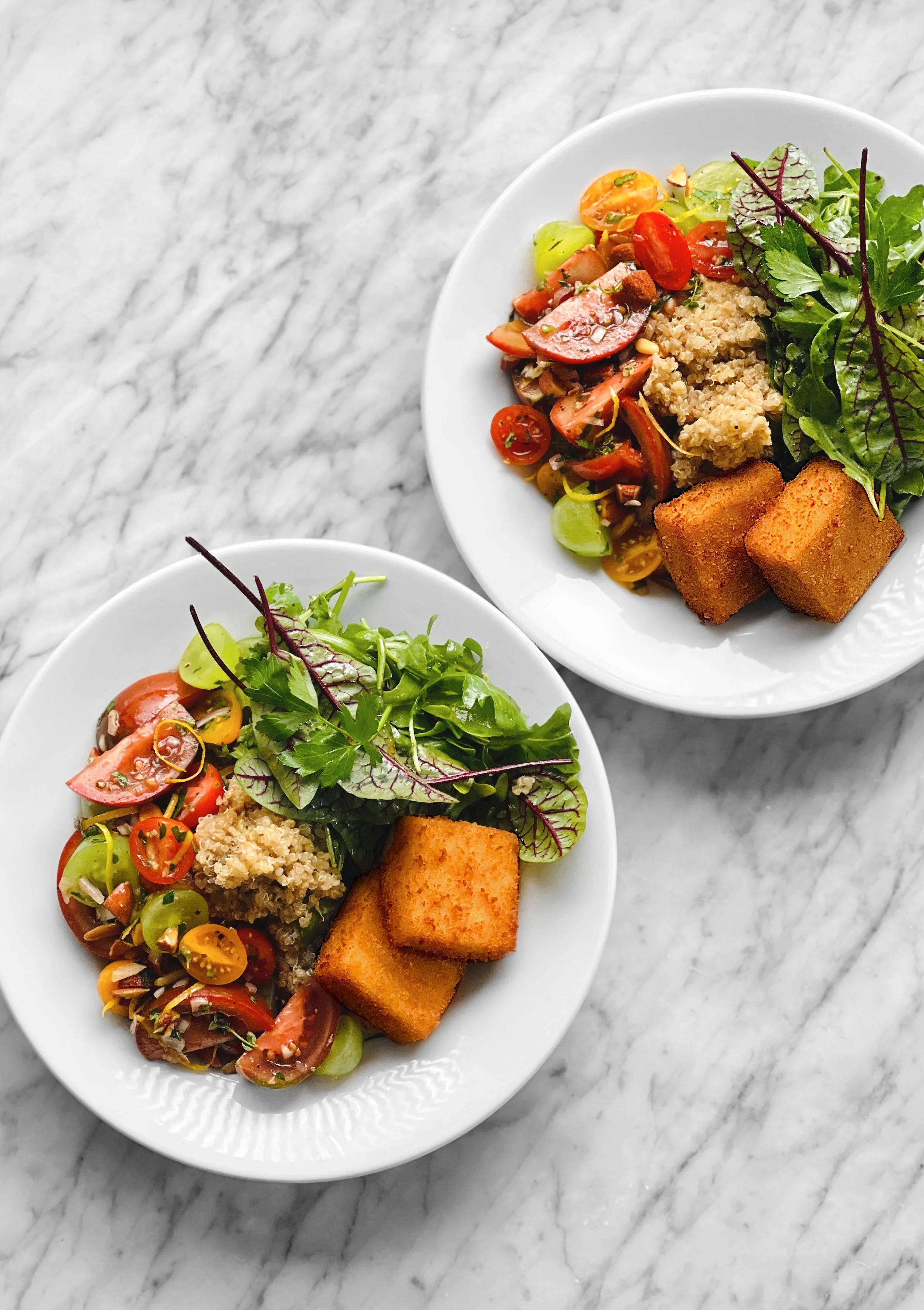 Salade de quinoa aux notes fumées, tomates mixtes et fondue parmesan