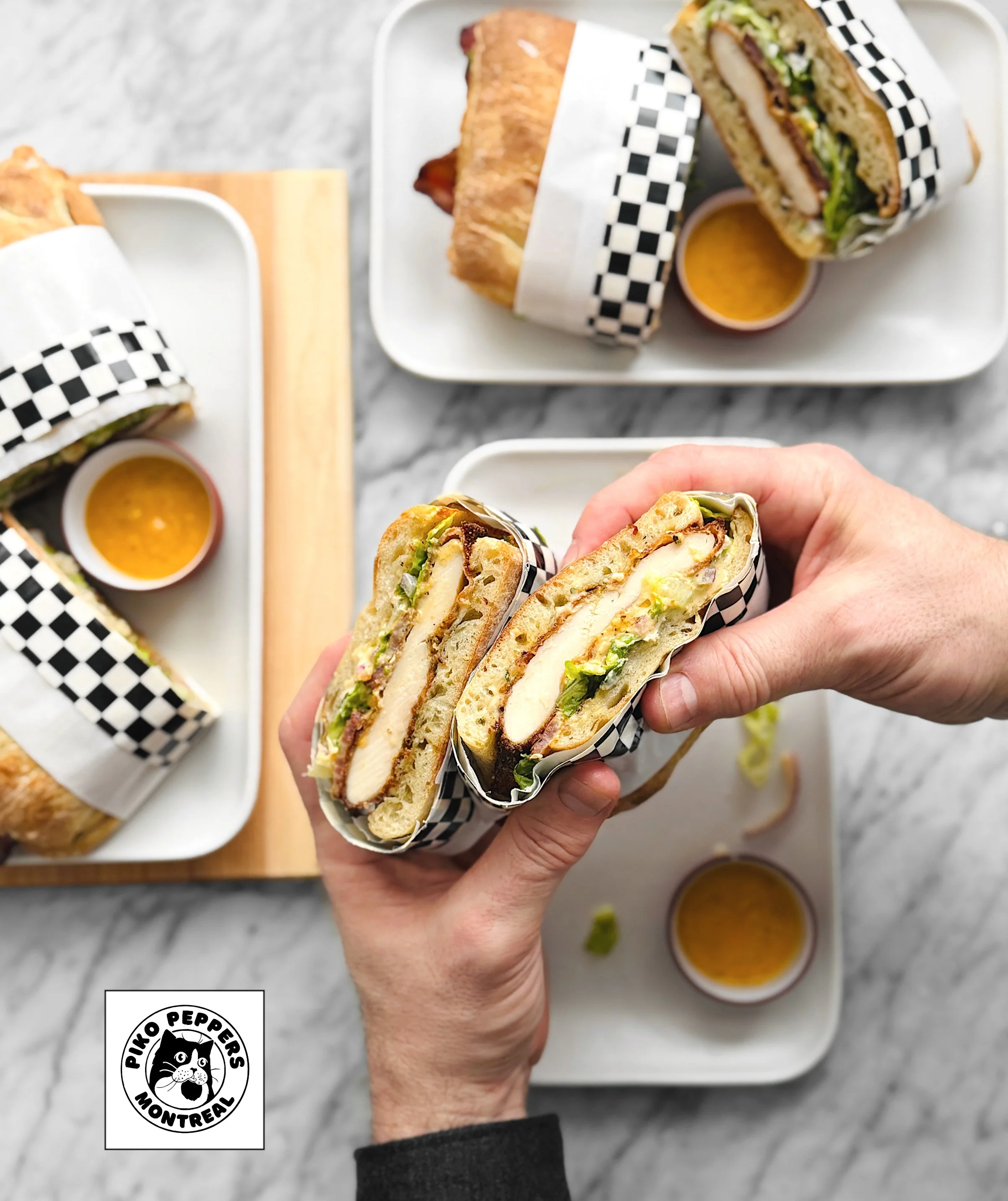 Sandwich poulet-césar à l'ail épicé 