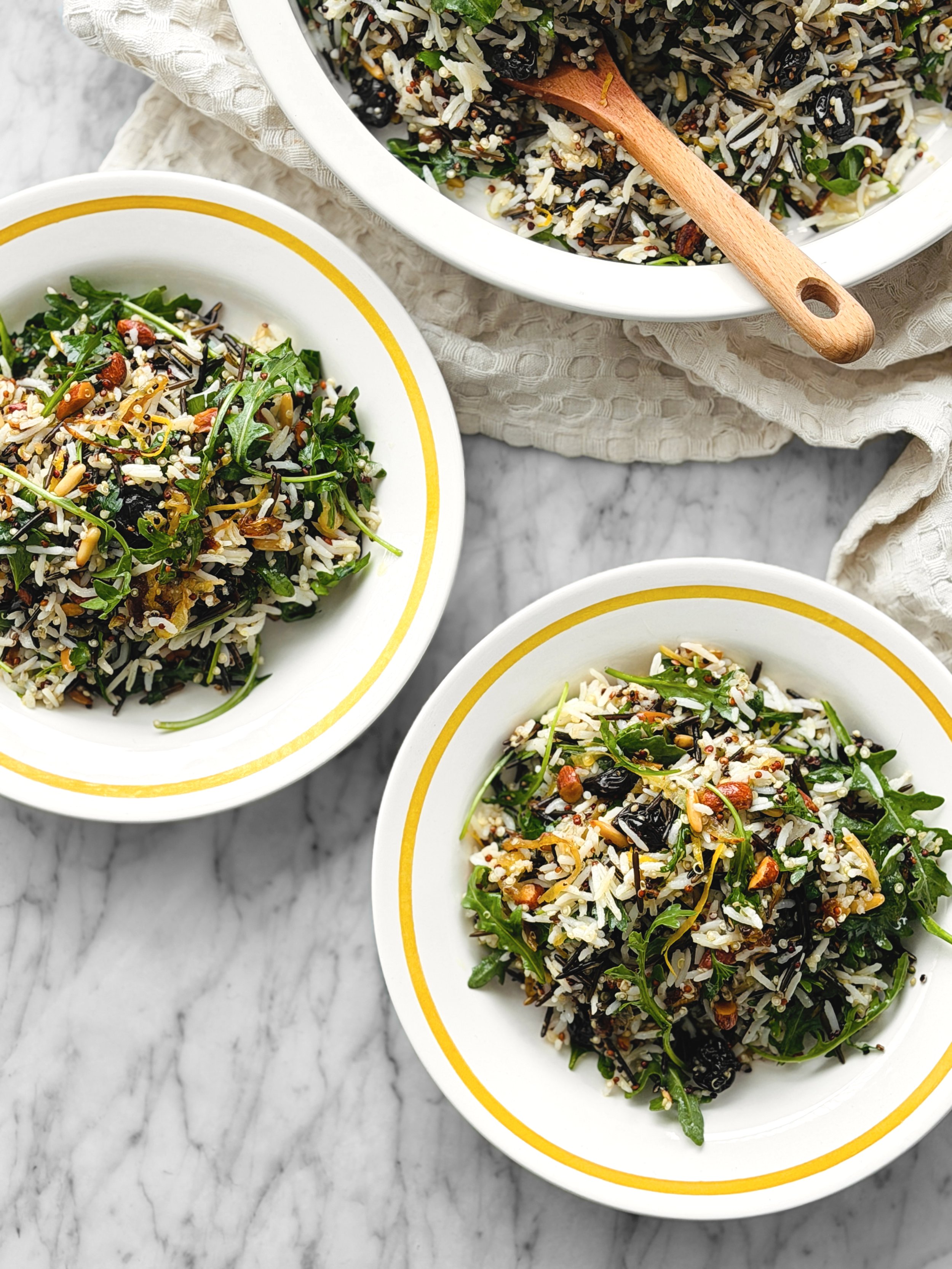 Salade de riz, quinoa et roquette aux noix, cerises séchées et oignons caramélisés